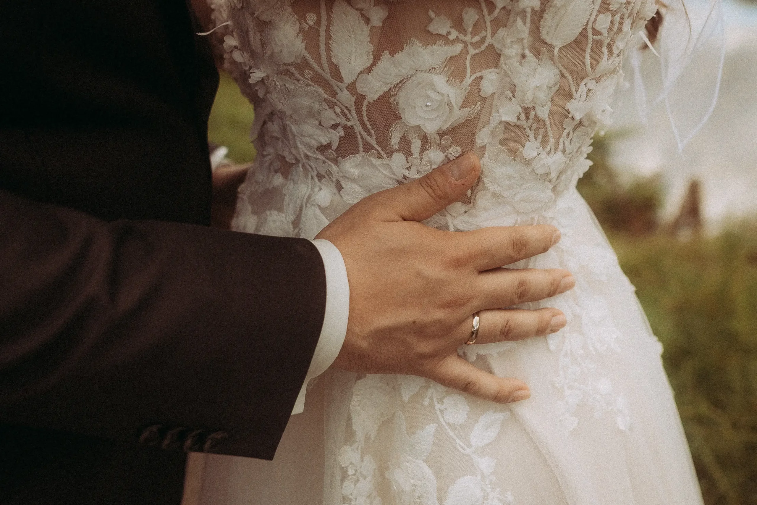Brautpaar: Hand am Brautkleid