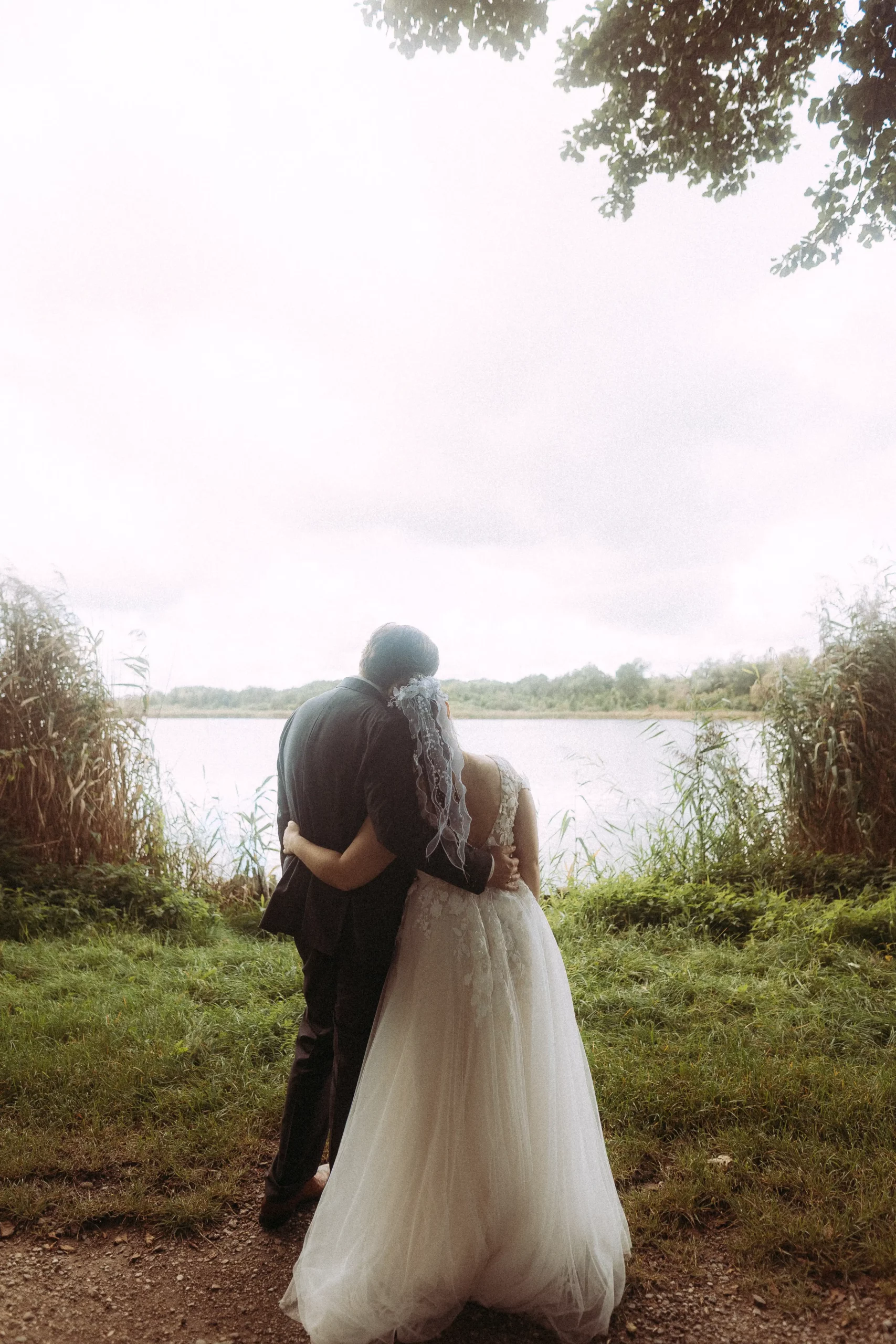 Hochzeitspaar am See. Hochzeitsfotograf Berlin