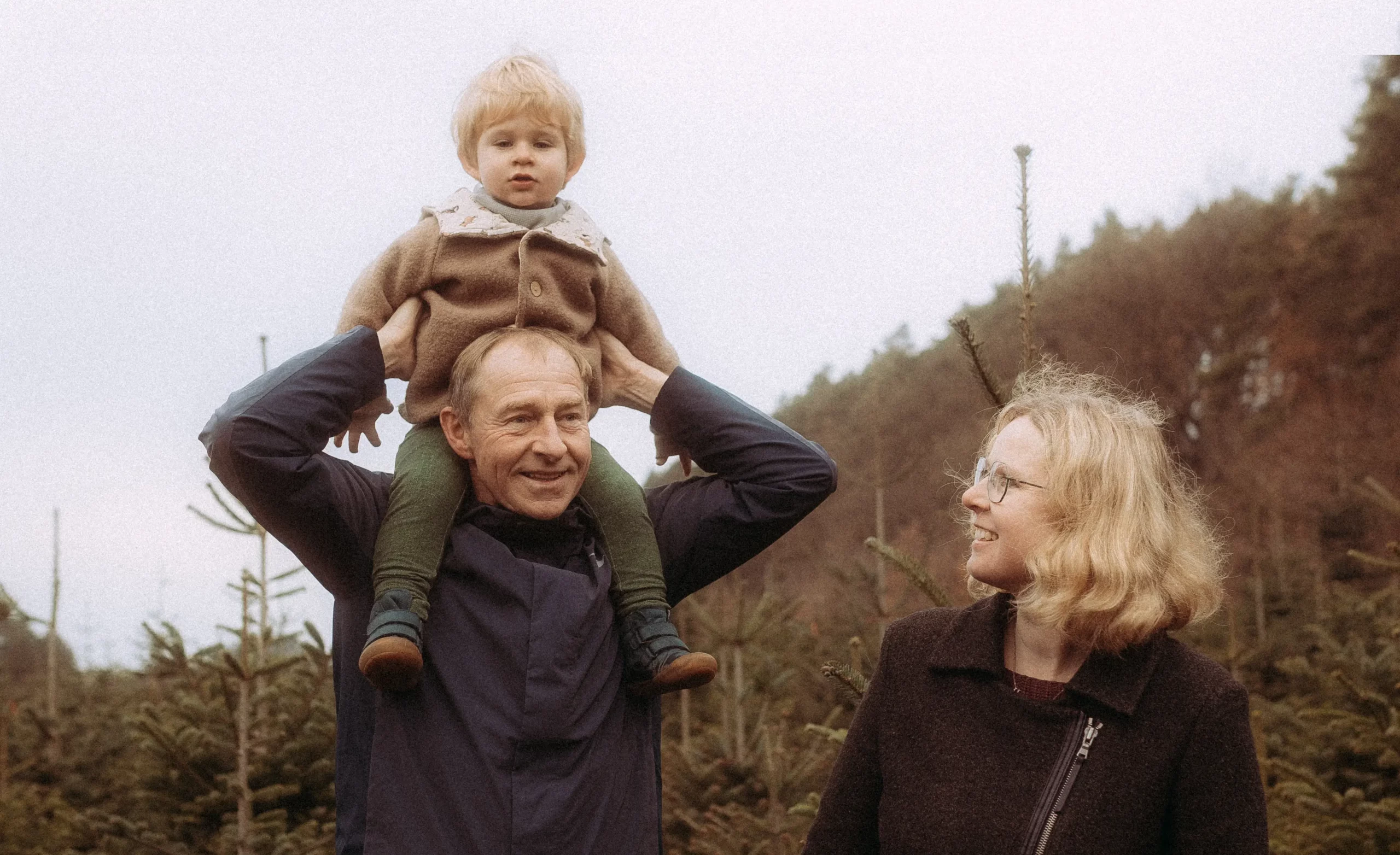 Familienfotoshooting nähe Schwerin: Familie im Wald.