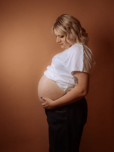 Schwangere Frau hält ihren Bauch