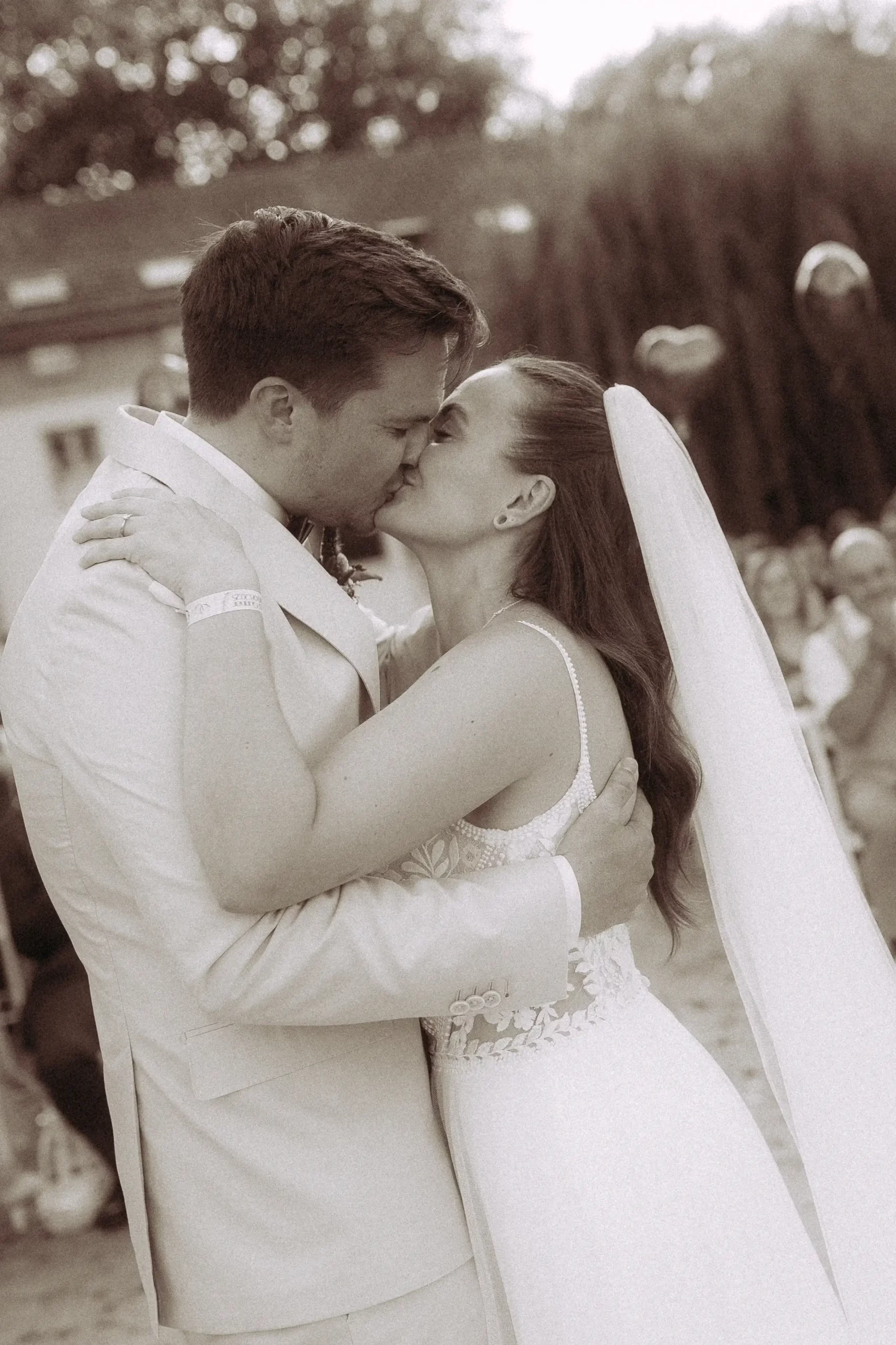 Brautpaar küsst sich am Hochzeitstag
