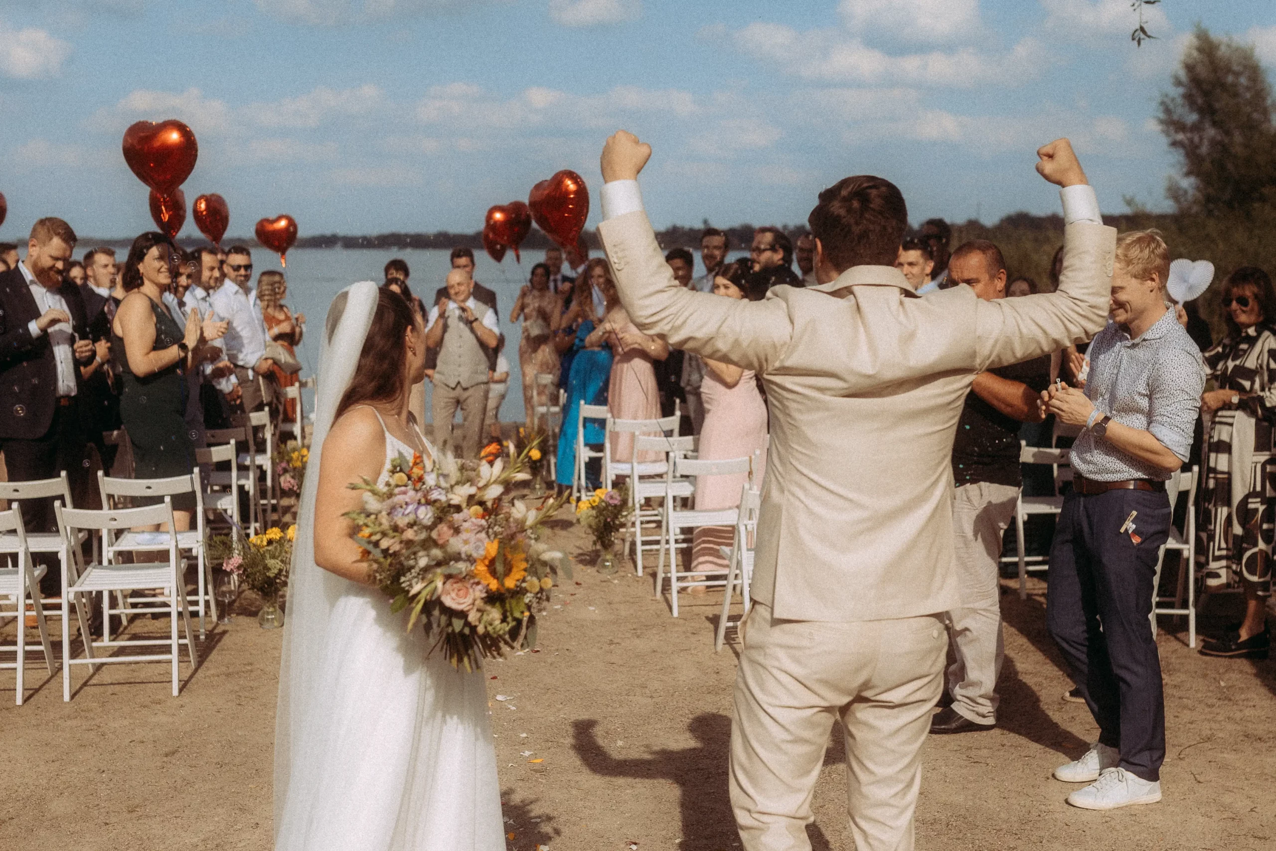 Hochzeit in der Toskana: Brautpaar unter Olivenbäumen.