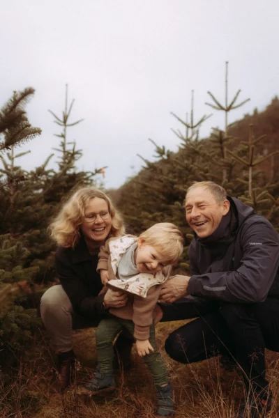 Familie lacht auf Weihnachtsbaumfarm