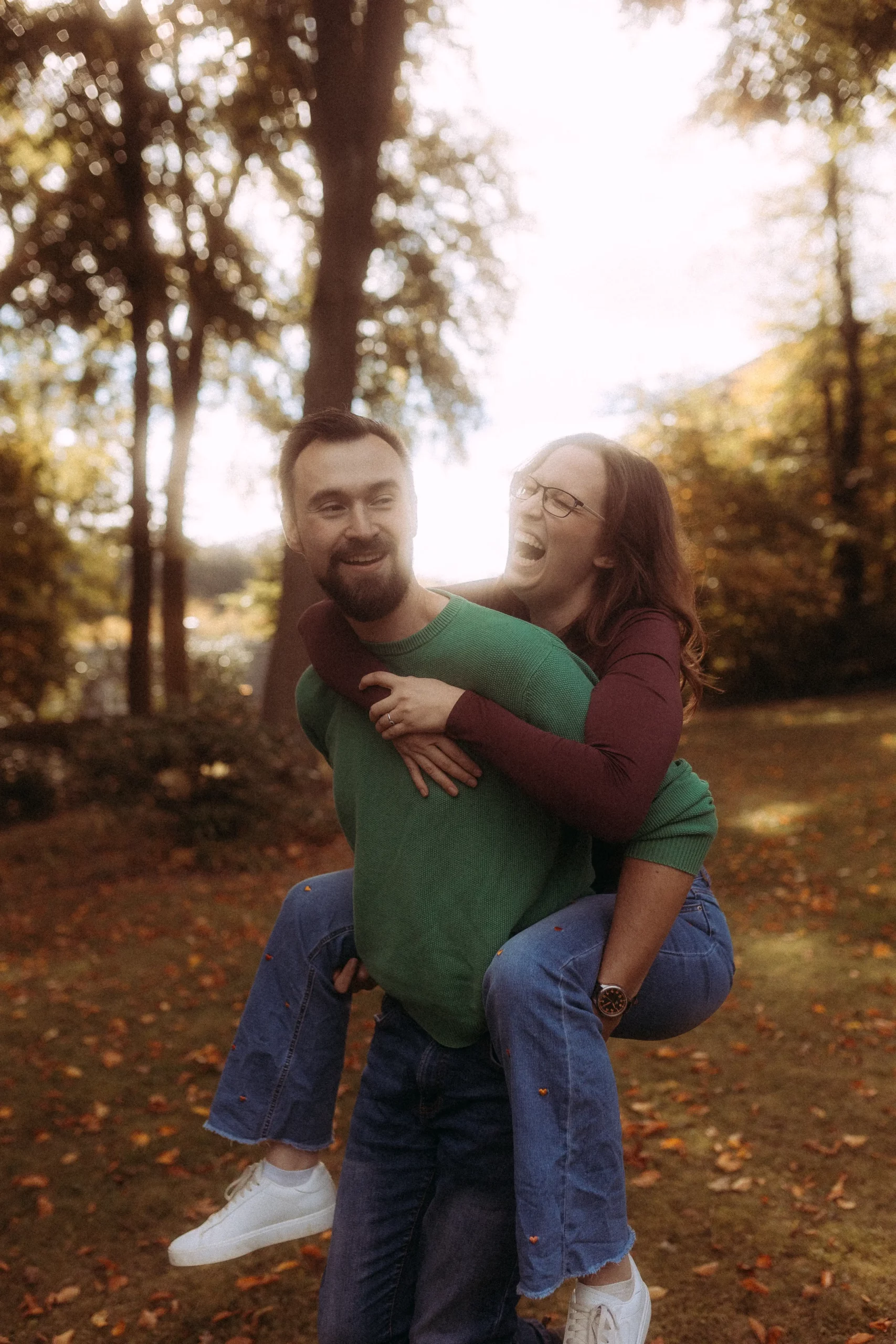 Foto 19 7 Mann gibt Frau Huckepack im Park