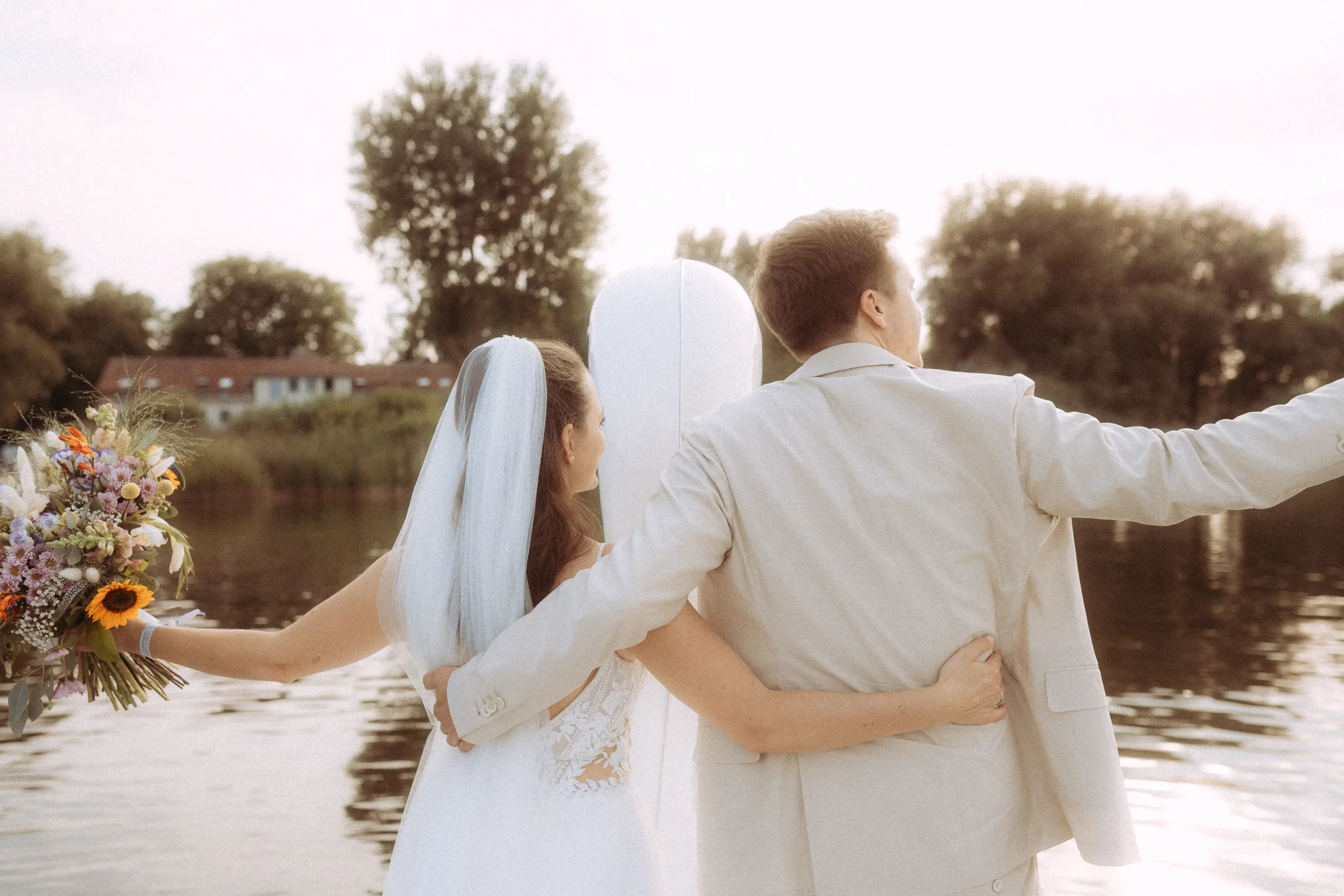Hochzeitsfotograf Schwerin: Brautpaar am See