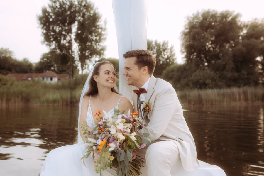 Brautpaar lächelt sich an. Hochzeitsfotograf