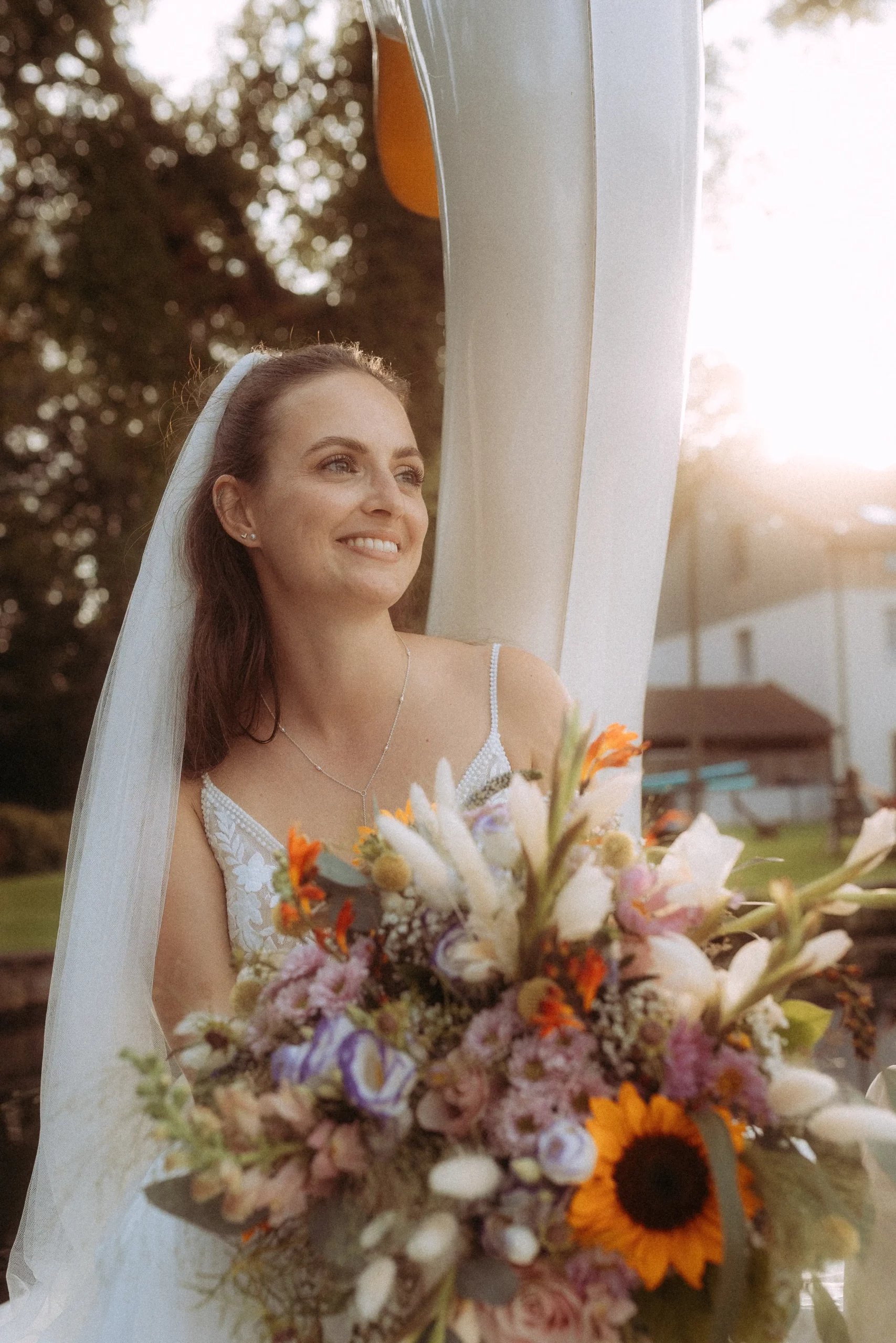 Lächelnde Braut mit Blumenstrauß