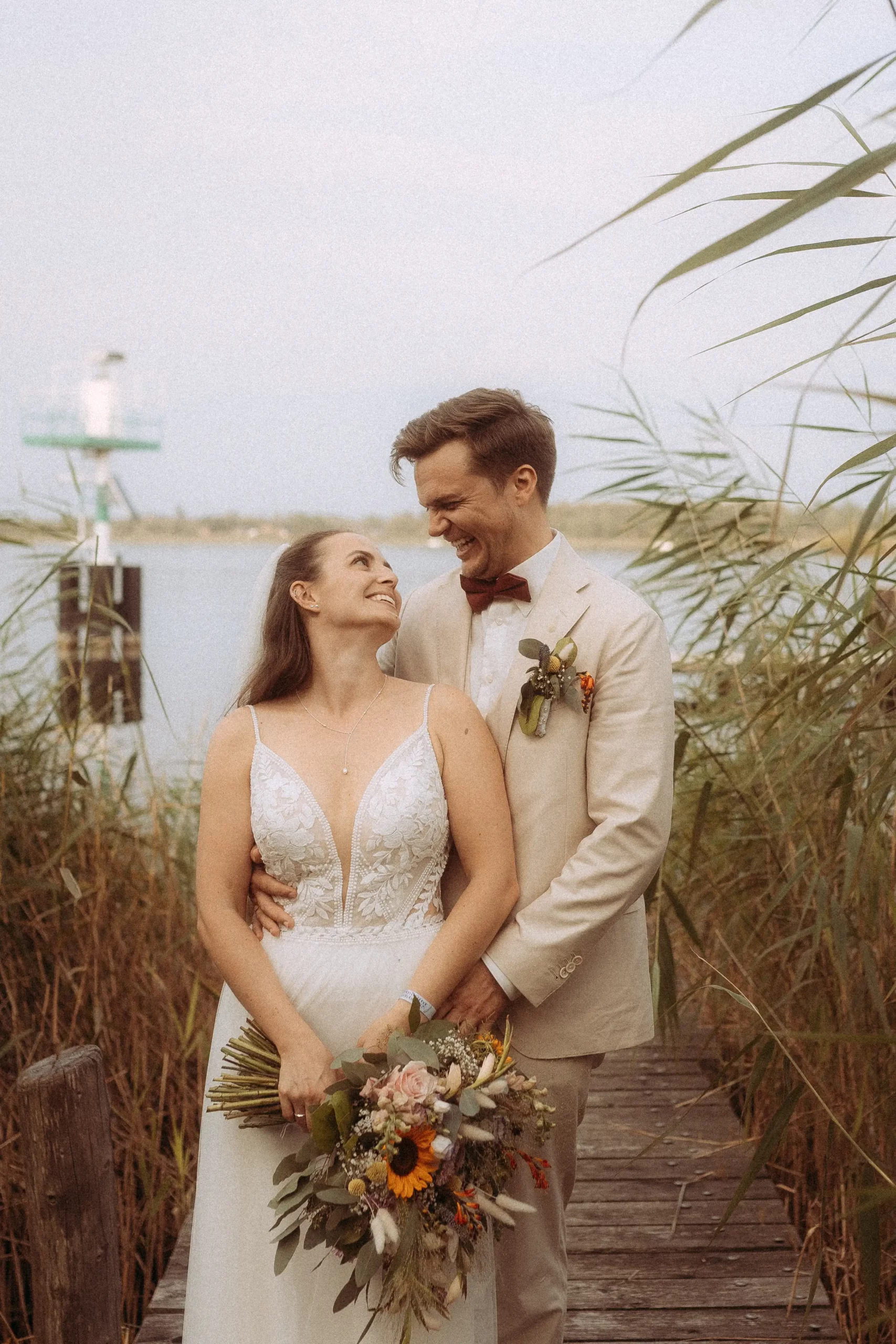 Brautpaar am Hochzeitstag lächelnd