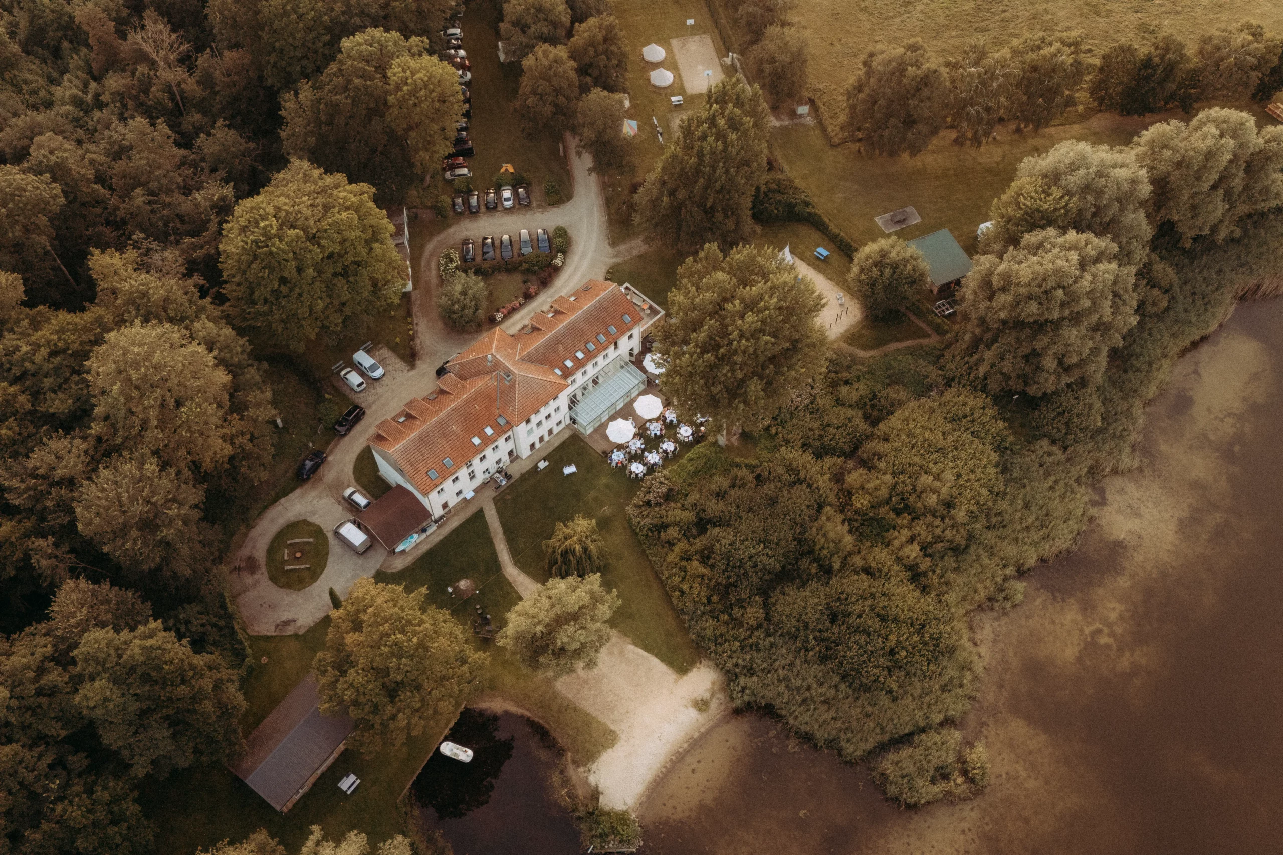 Luftaufnahme eines Herrenhauses am See