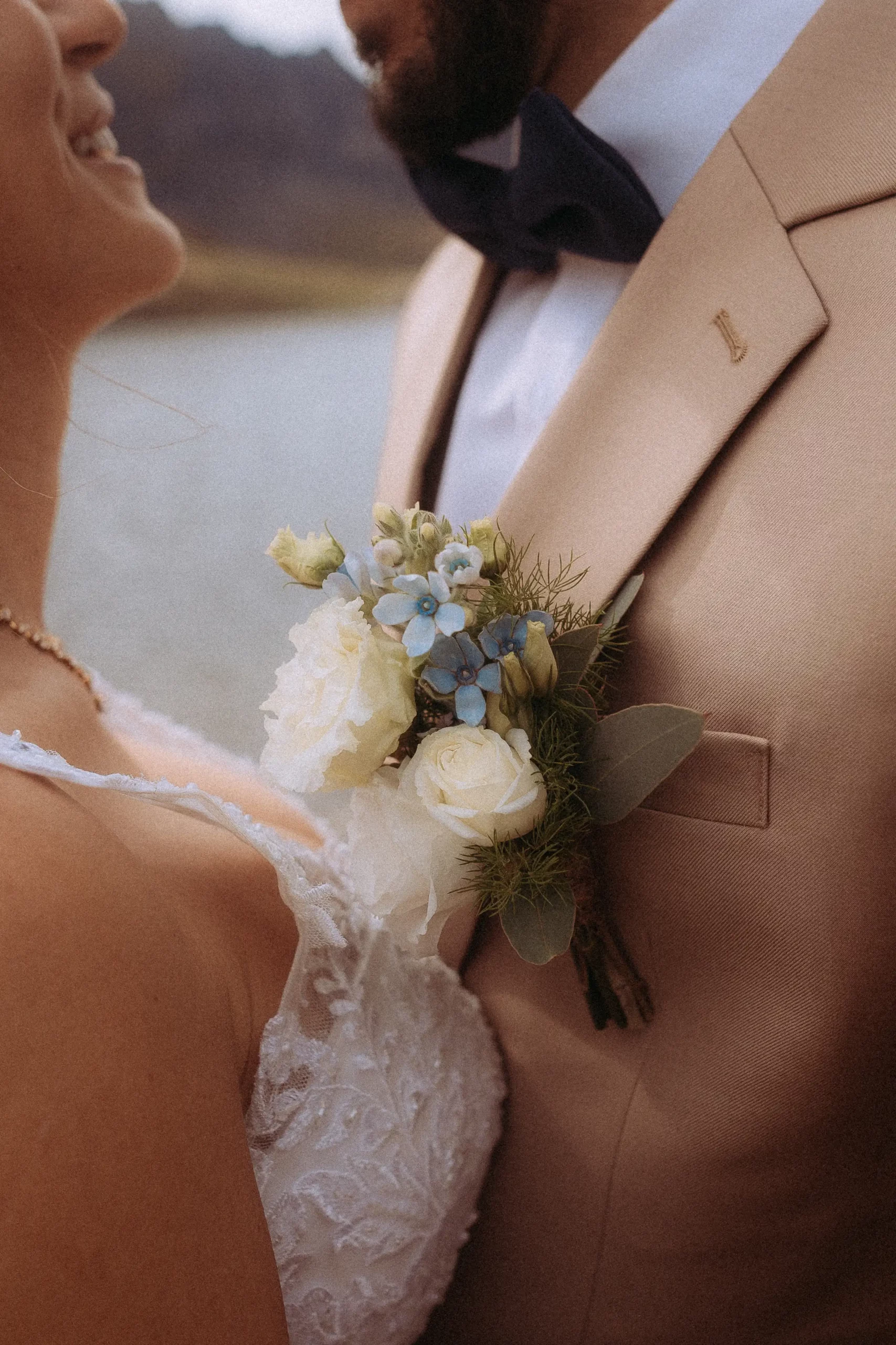 Brautpaar mit Boutonniere