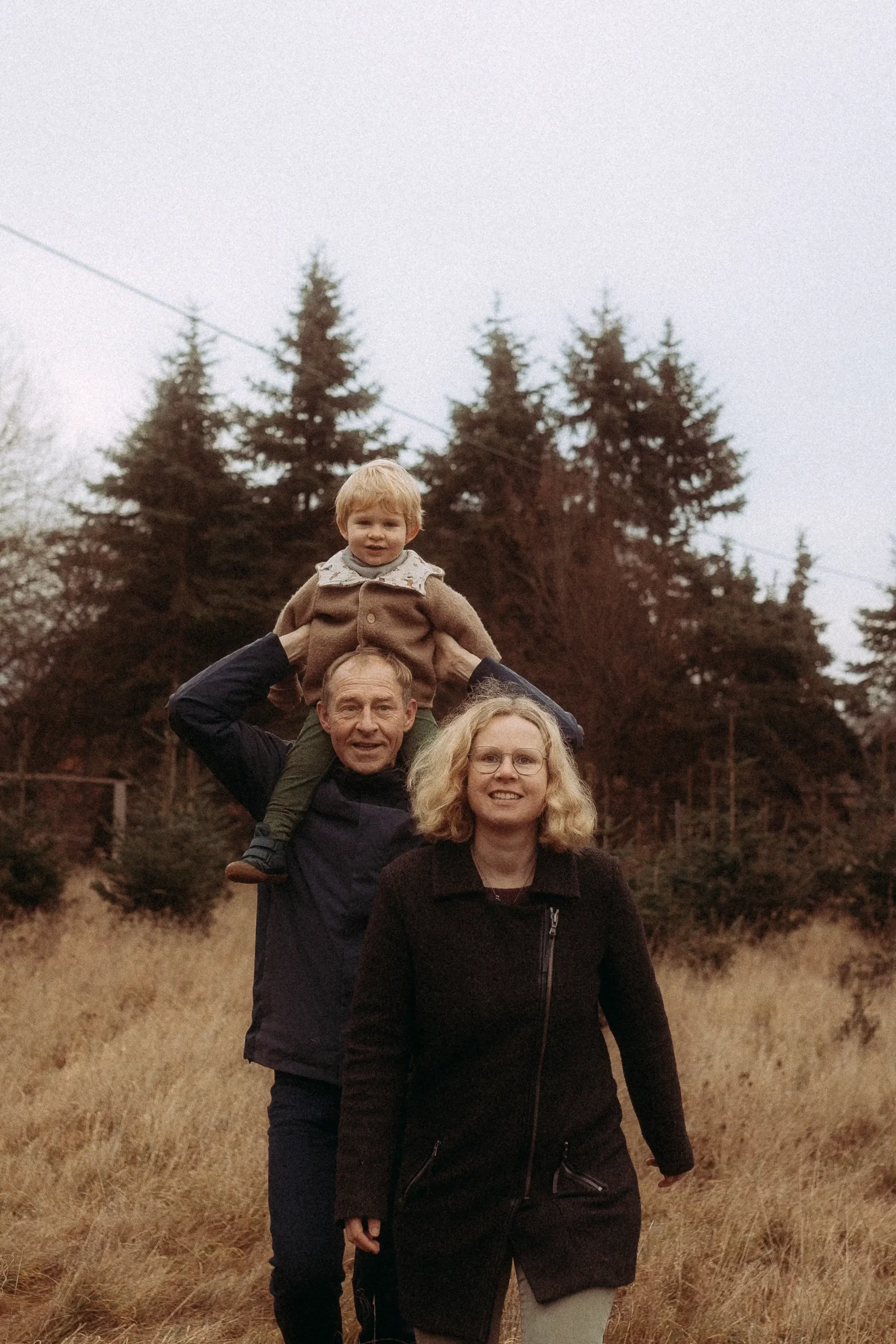 Familienfotograf in Schwerin: Familie im Feld