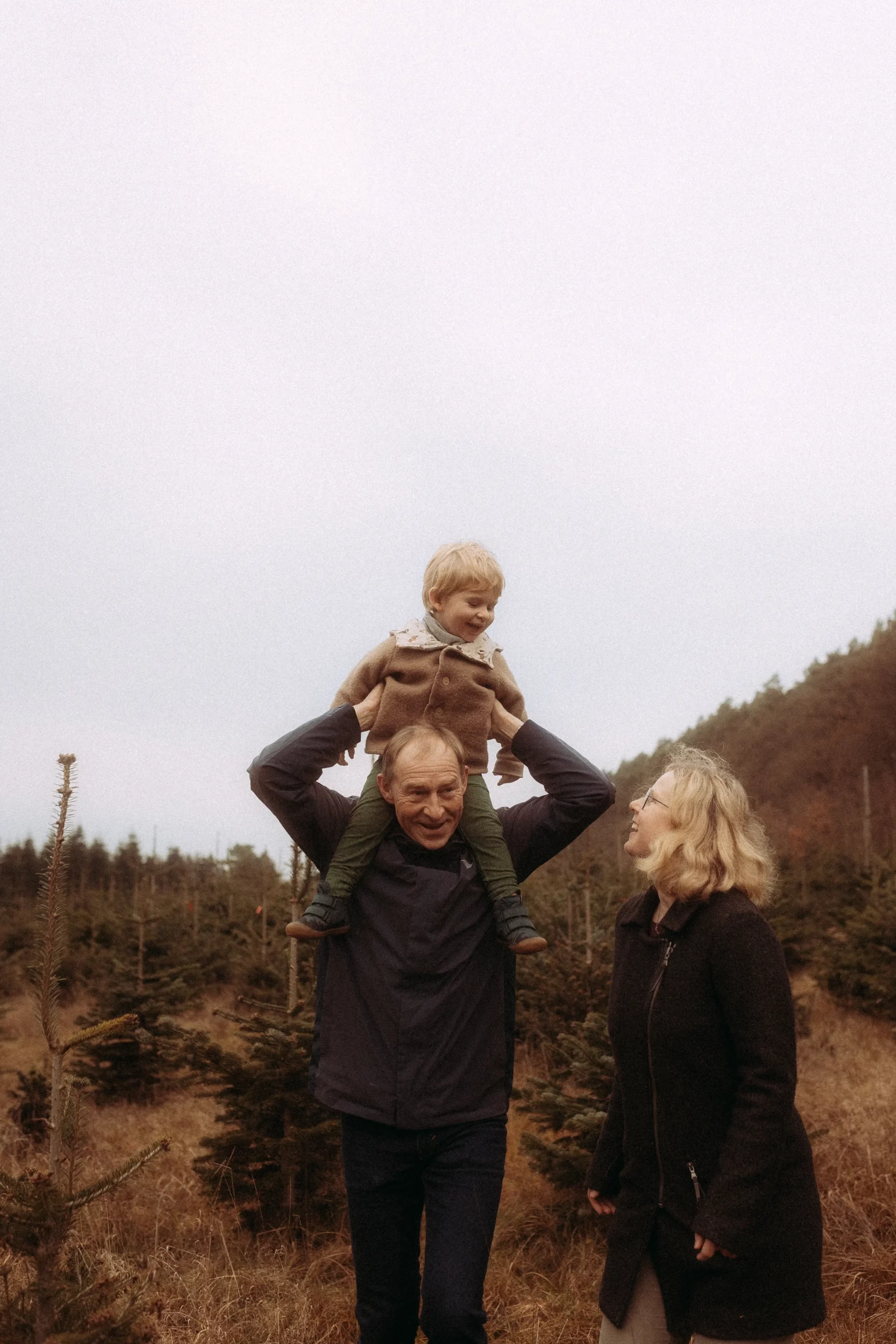 Familie mit Kind auf Schultern in der Natur