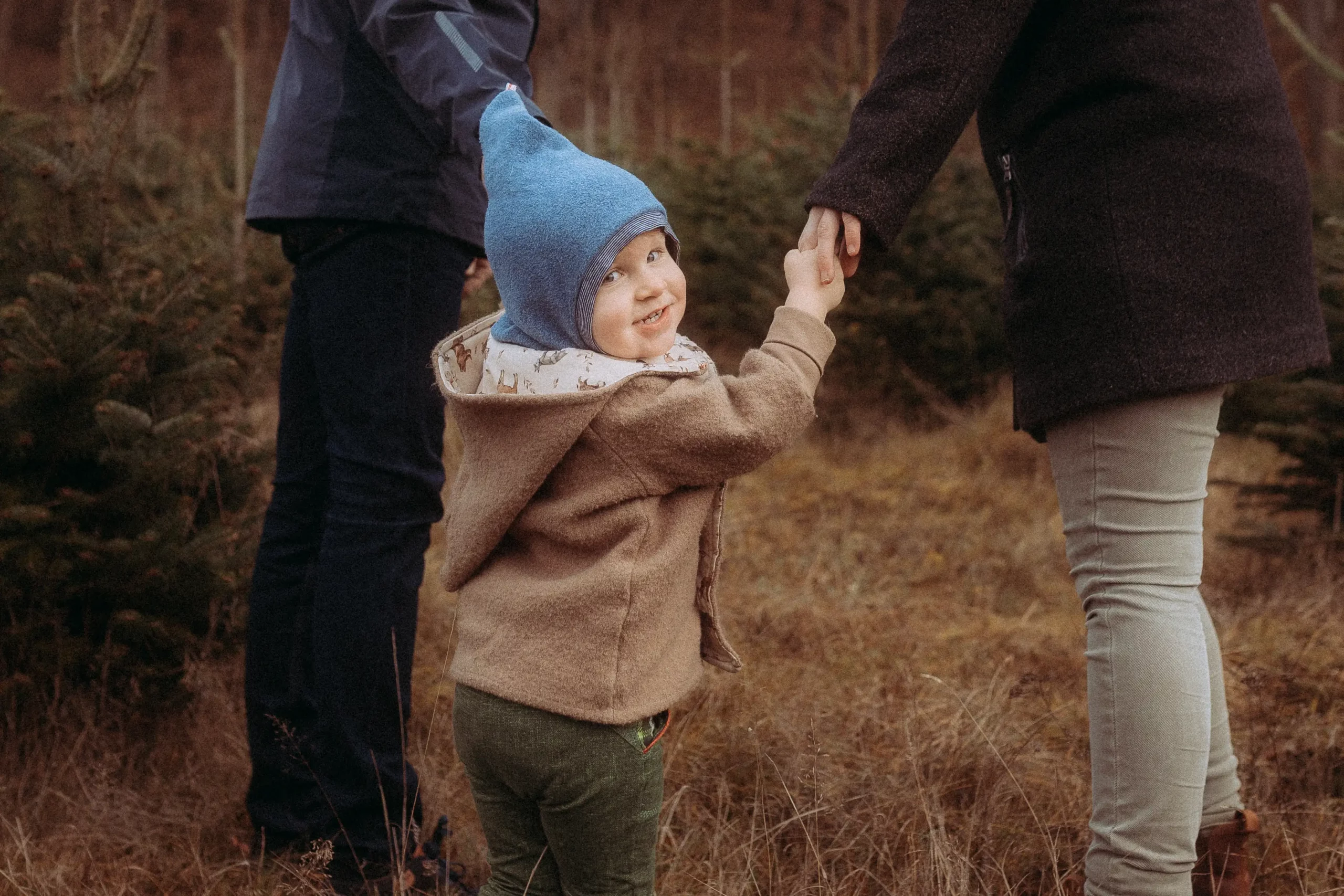 Familienfotograf in Schwerin: Kind hält Hände