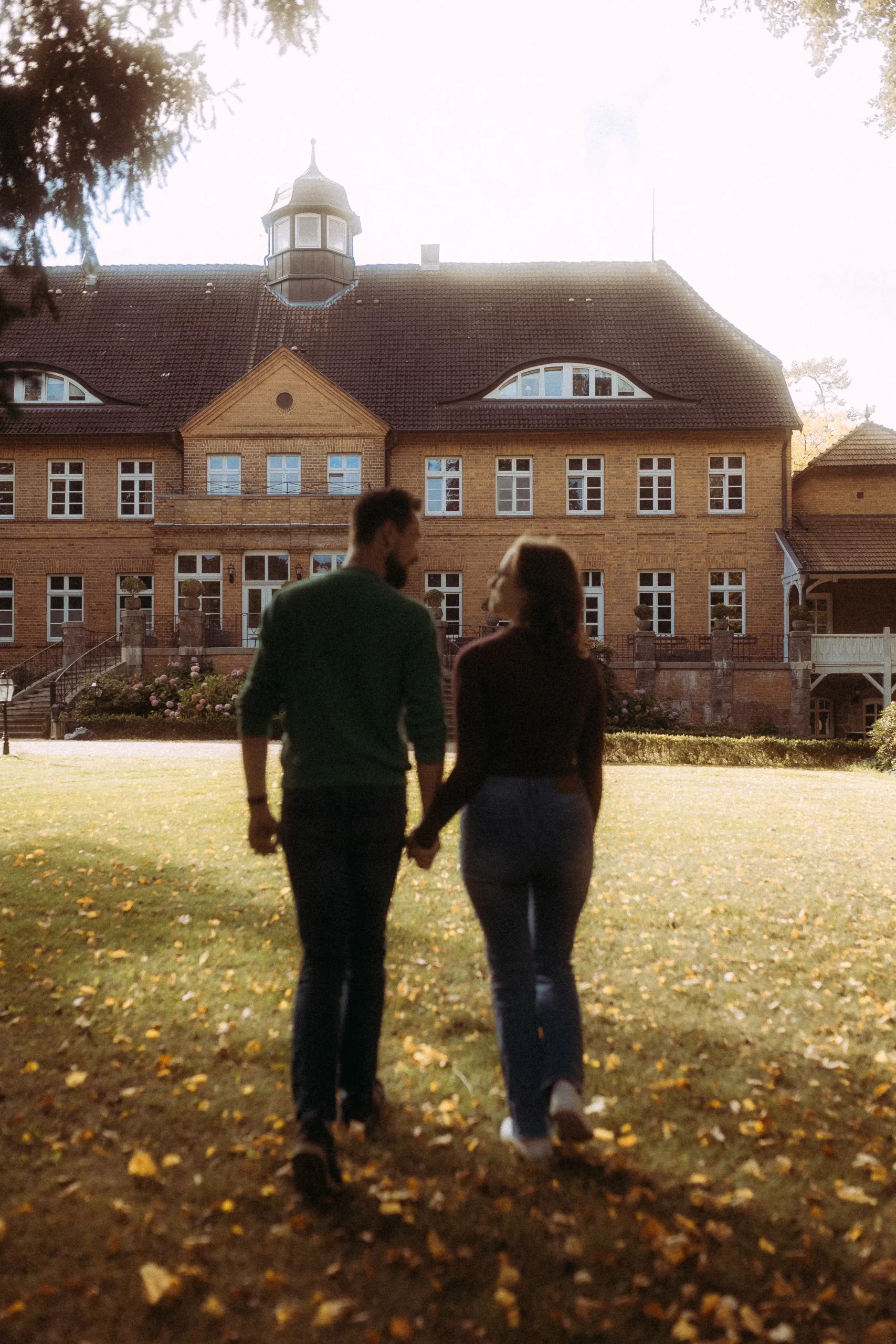 Paar geht auf Schloss zu