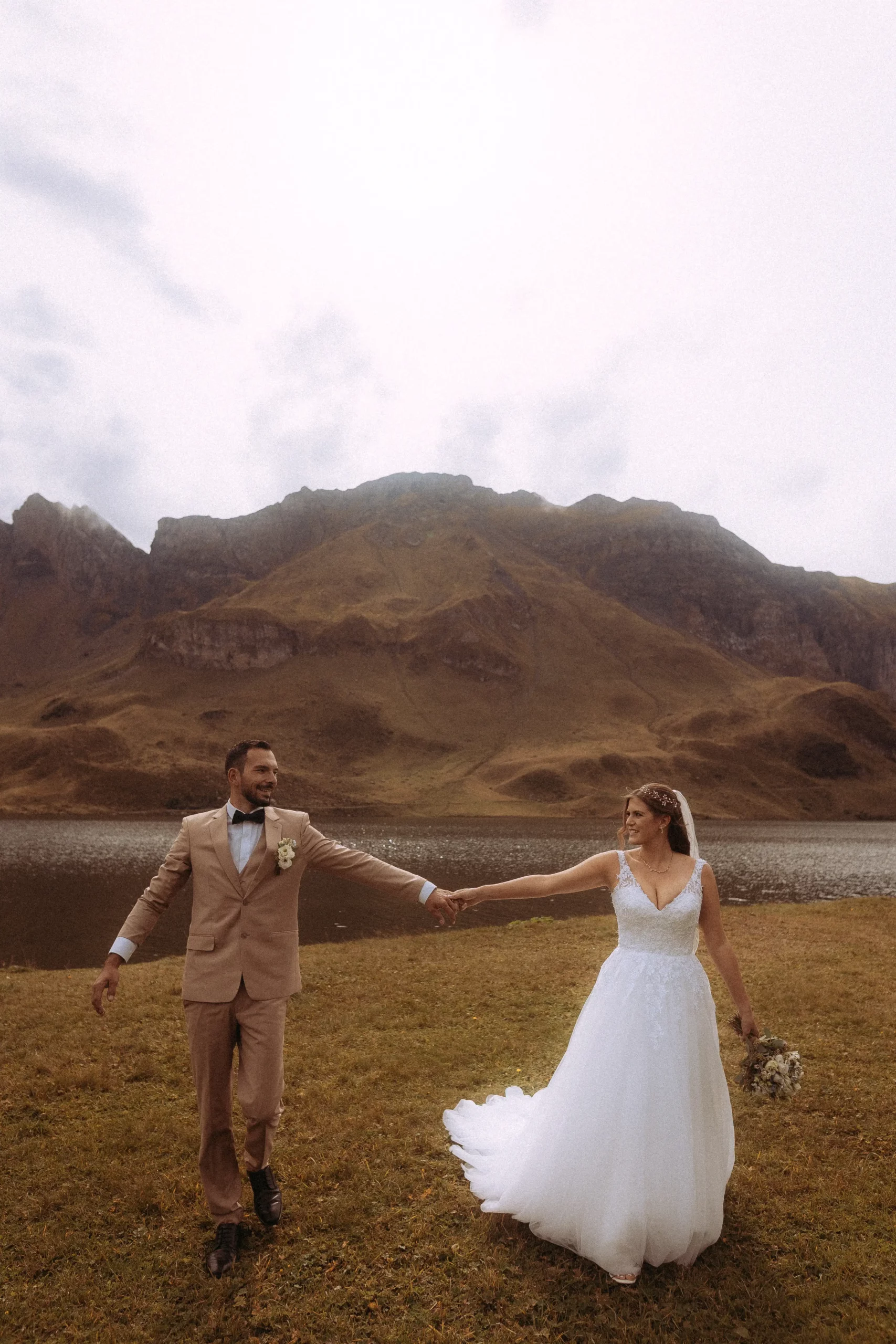 Hochzeitsfotograf Schweiz: Brautpaar in den Bergen