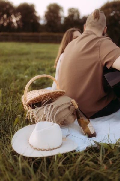 Paar genießt Picknick im Grünen