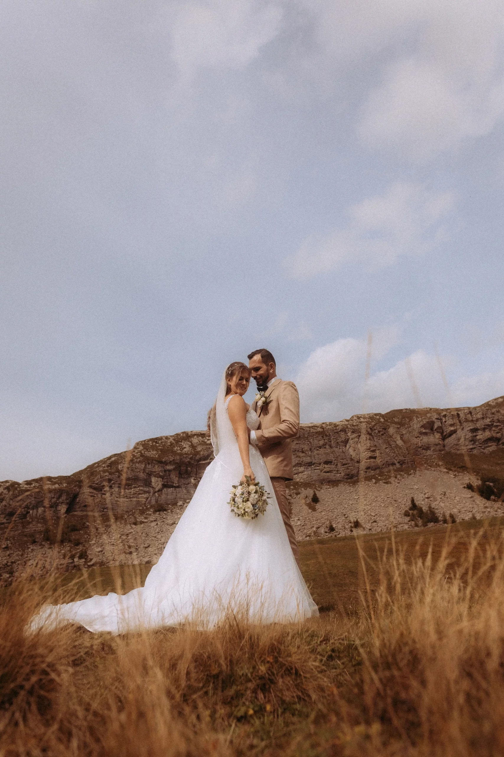 Hochzeitsfotograf Bergkulisse Brautpaar