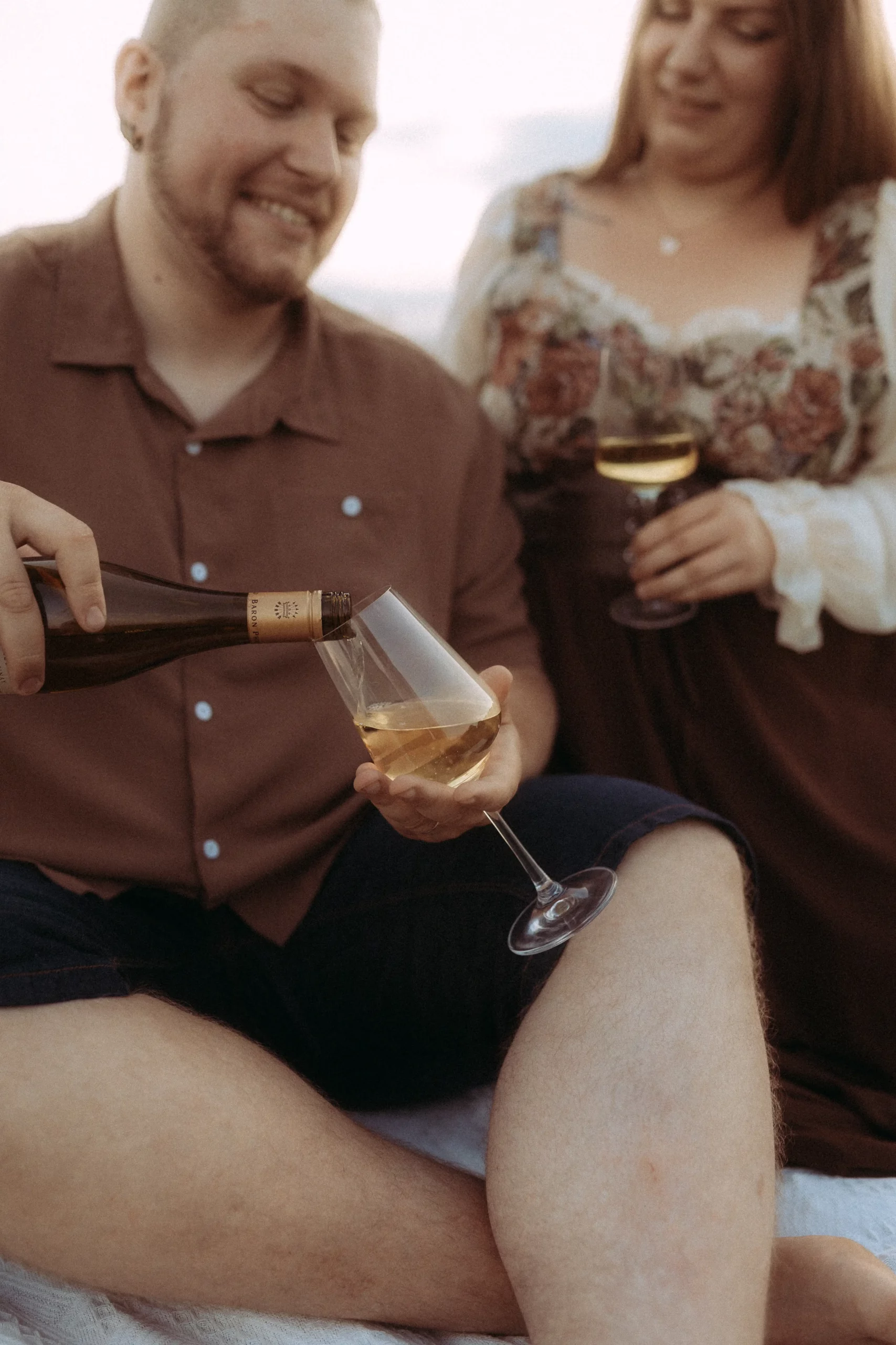 Paar schenkt Wein ein
