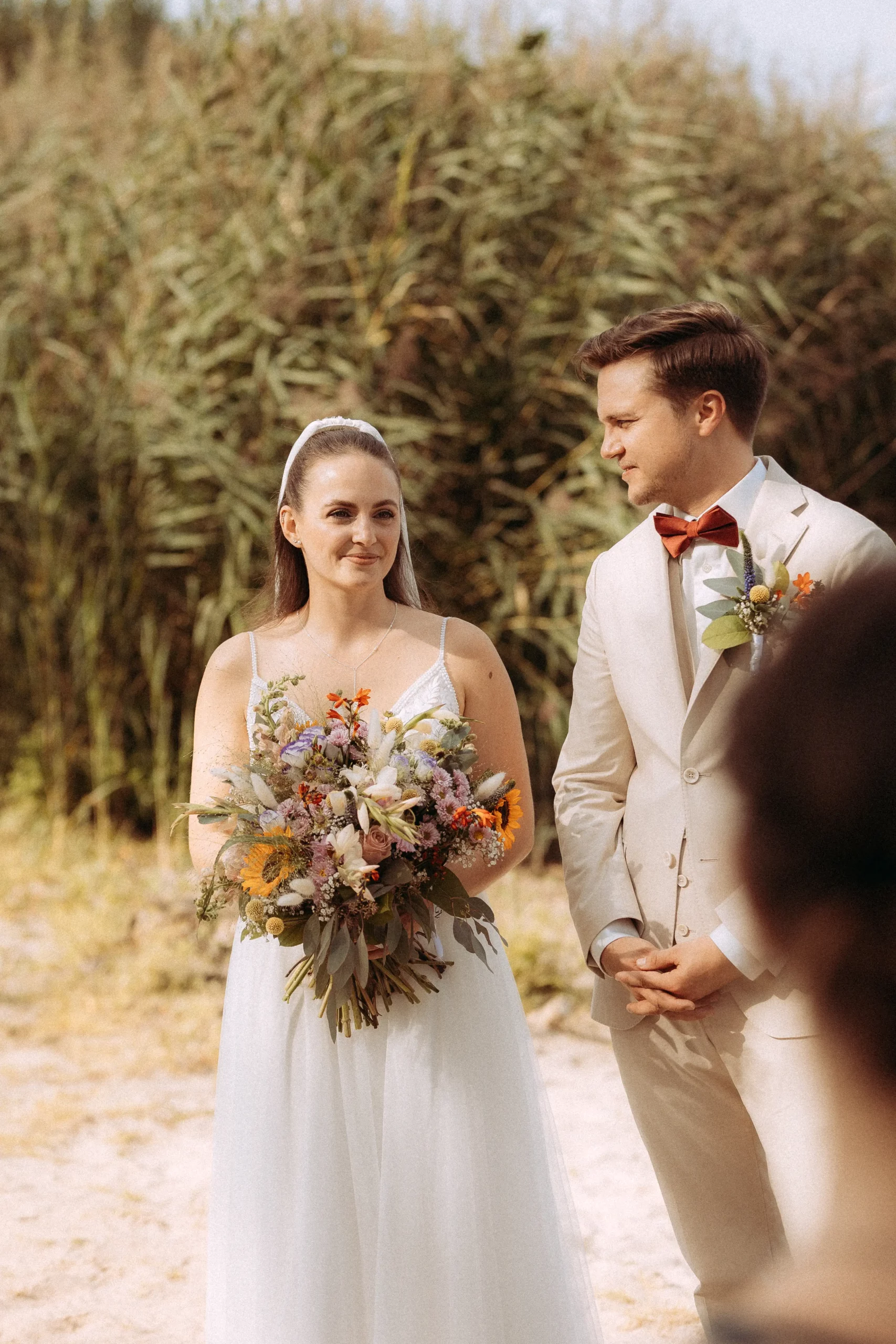 Brautpaar mit Blumenstrauß bei der Hochzeit