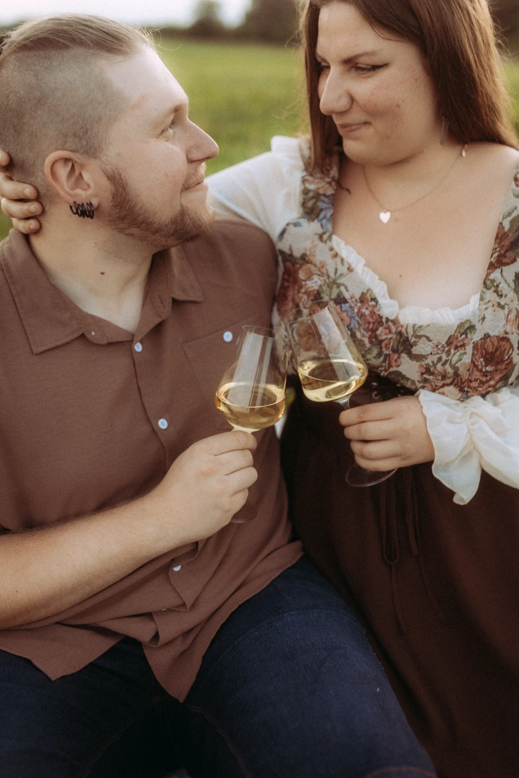 Paar prostet mit Weißwein im Freien zu