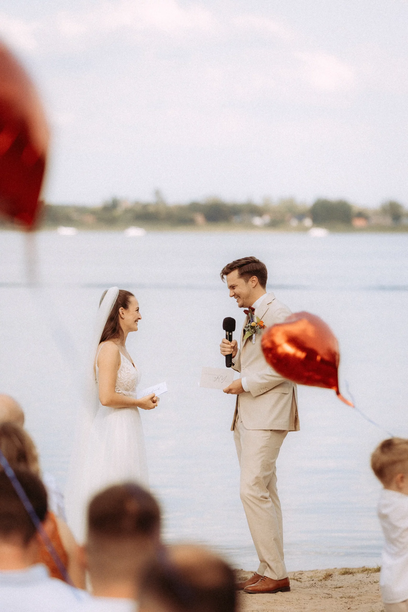 Brautpaar bei einer Hochzeit am See