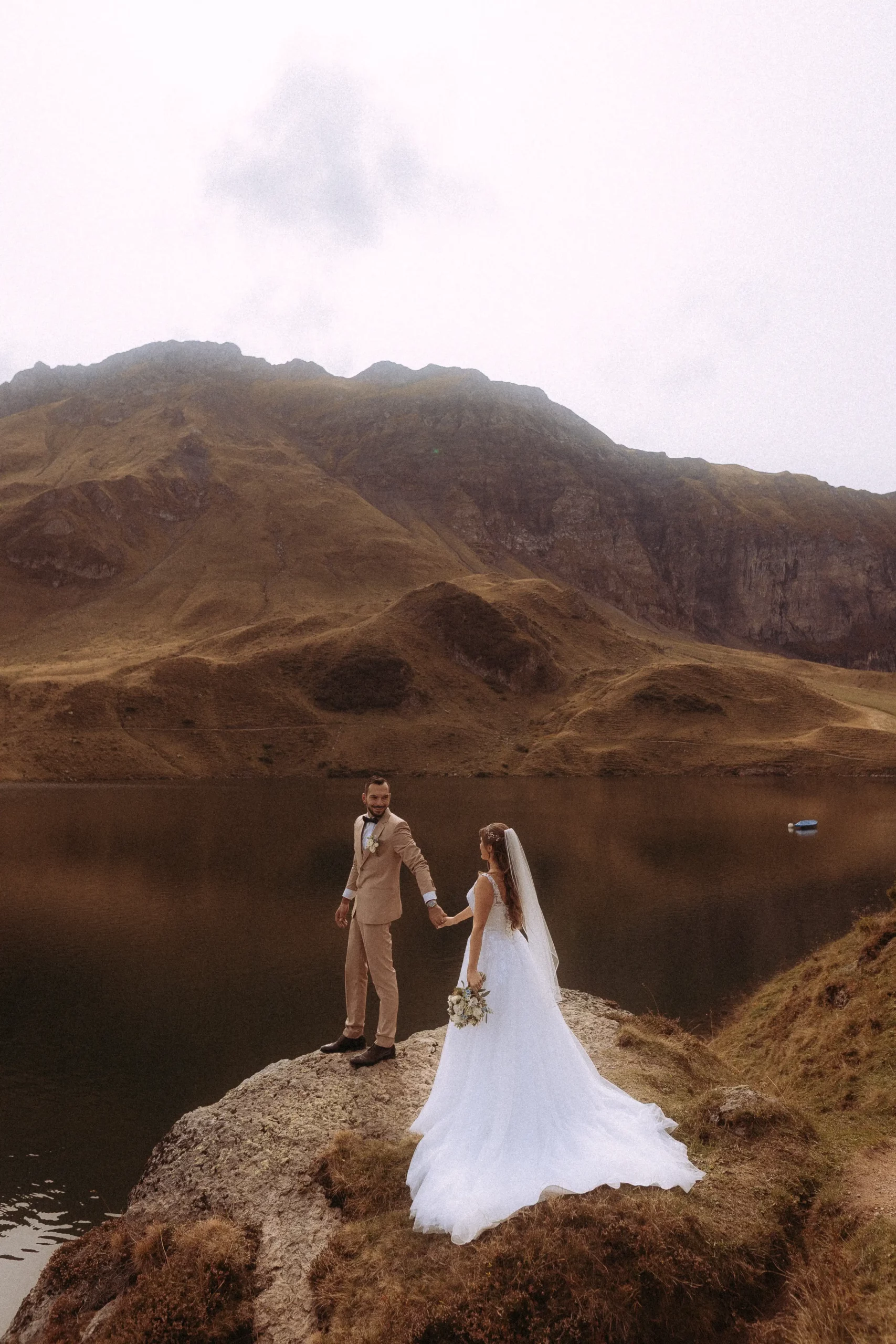 Hochzeitsfotograf: Brautpaar vor Bergsee