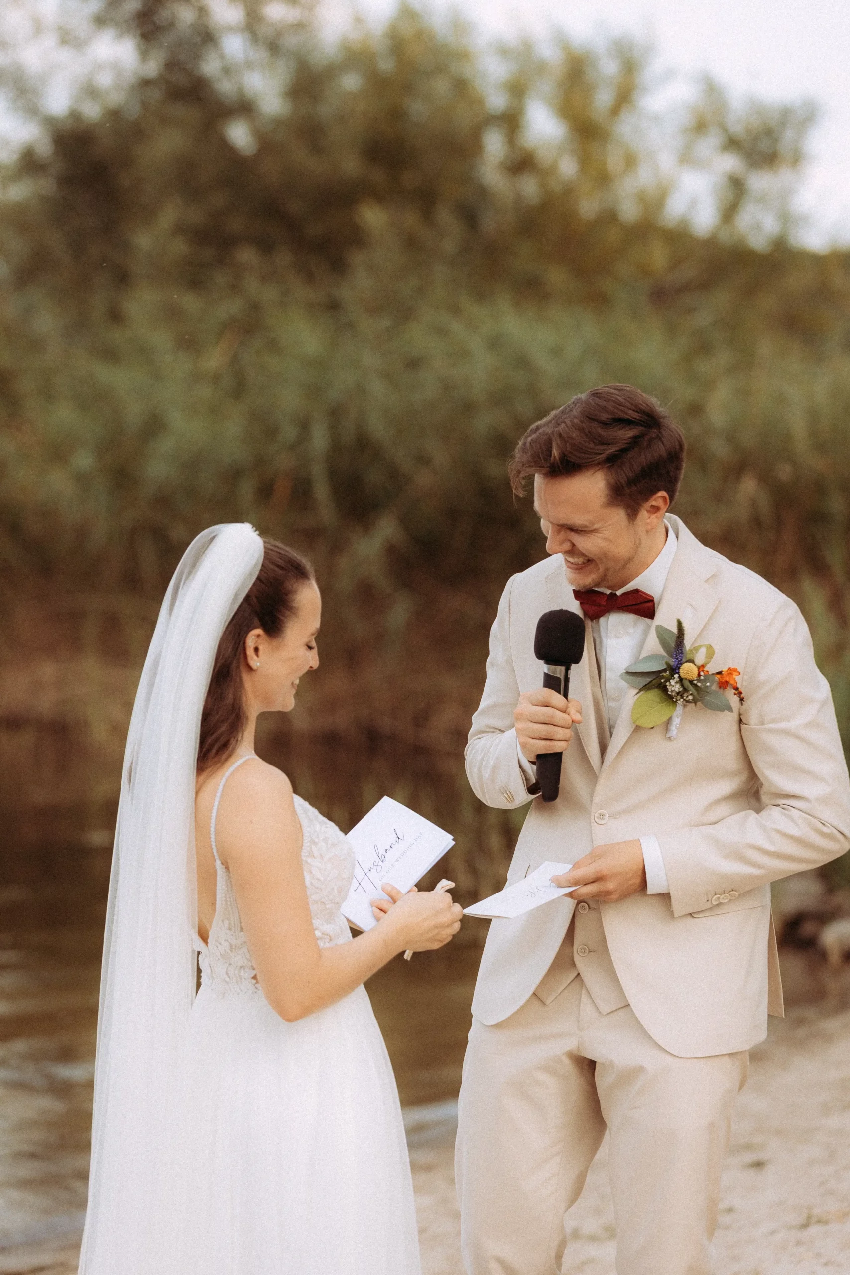 Brautpaar liest sich Gelübde bei Hochzeit vor