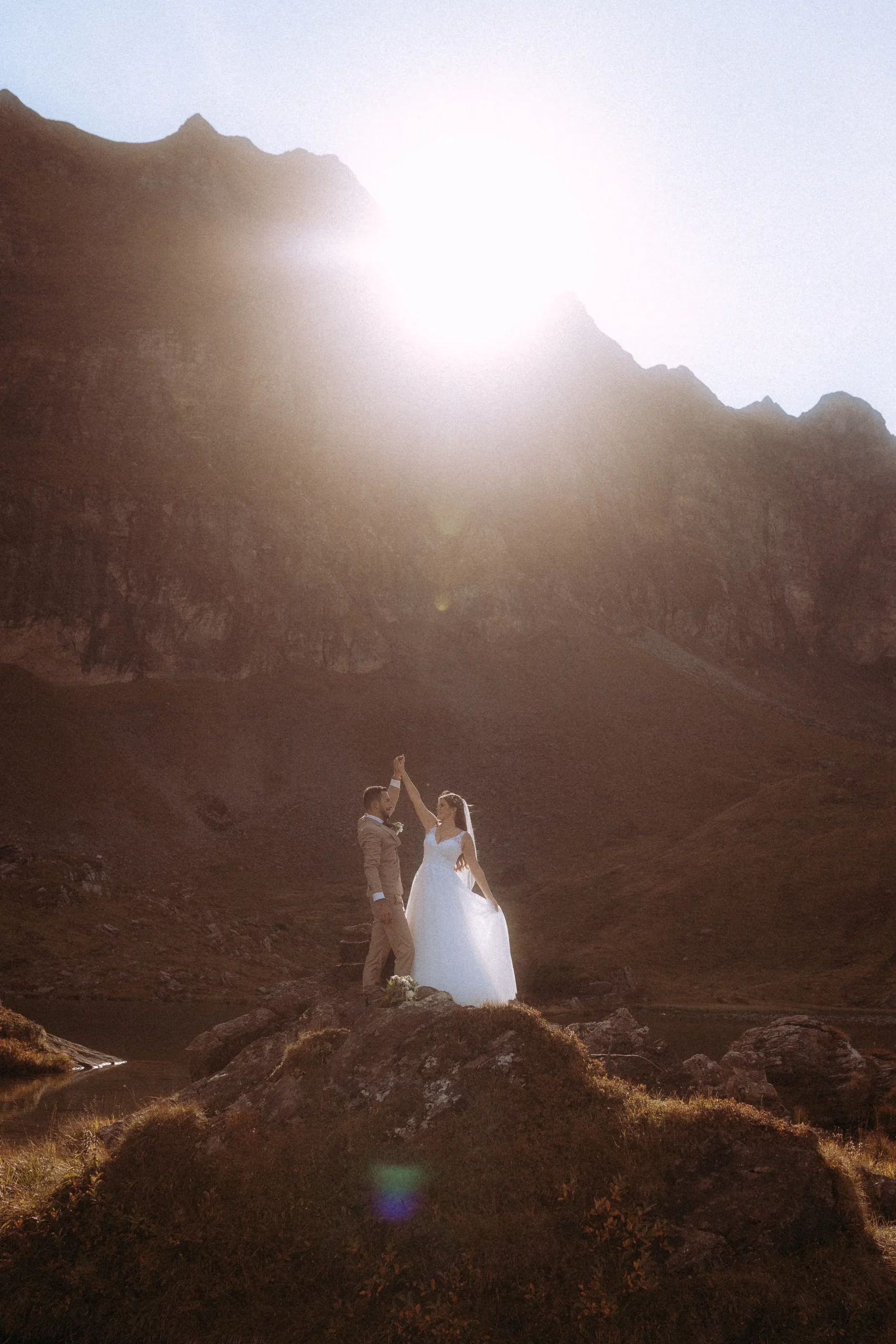 Hochzeitspaar feiert in den Bergen.