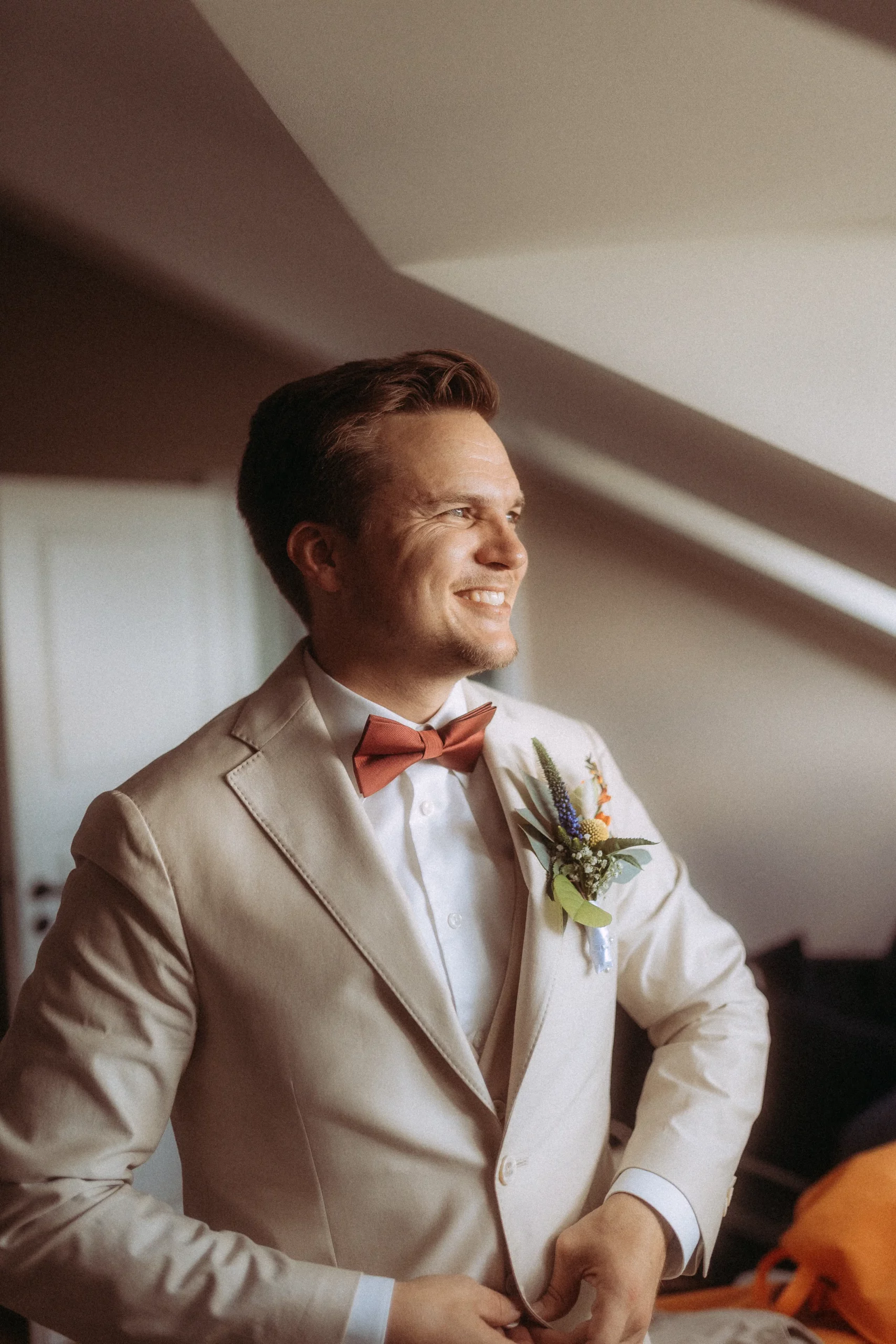 Bräutigam im Anzug lächelt