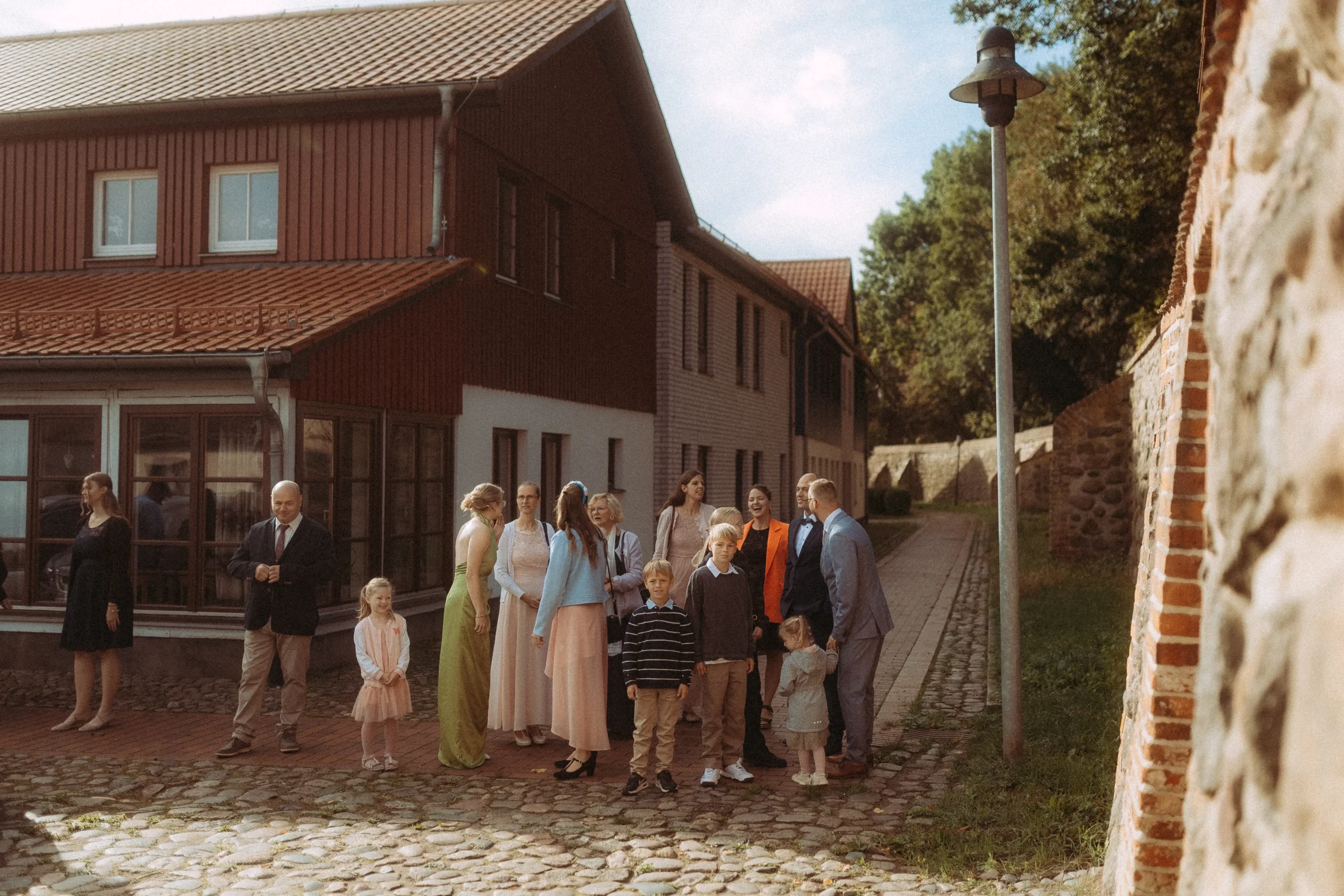 Familienfotograf in Schwerin: Familie vor Gebäude