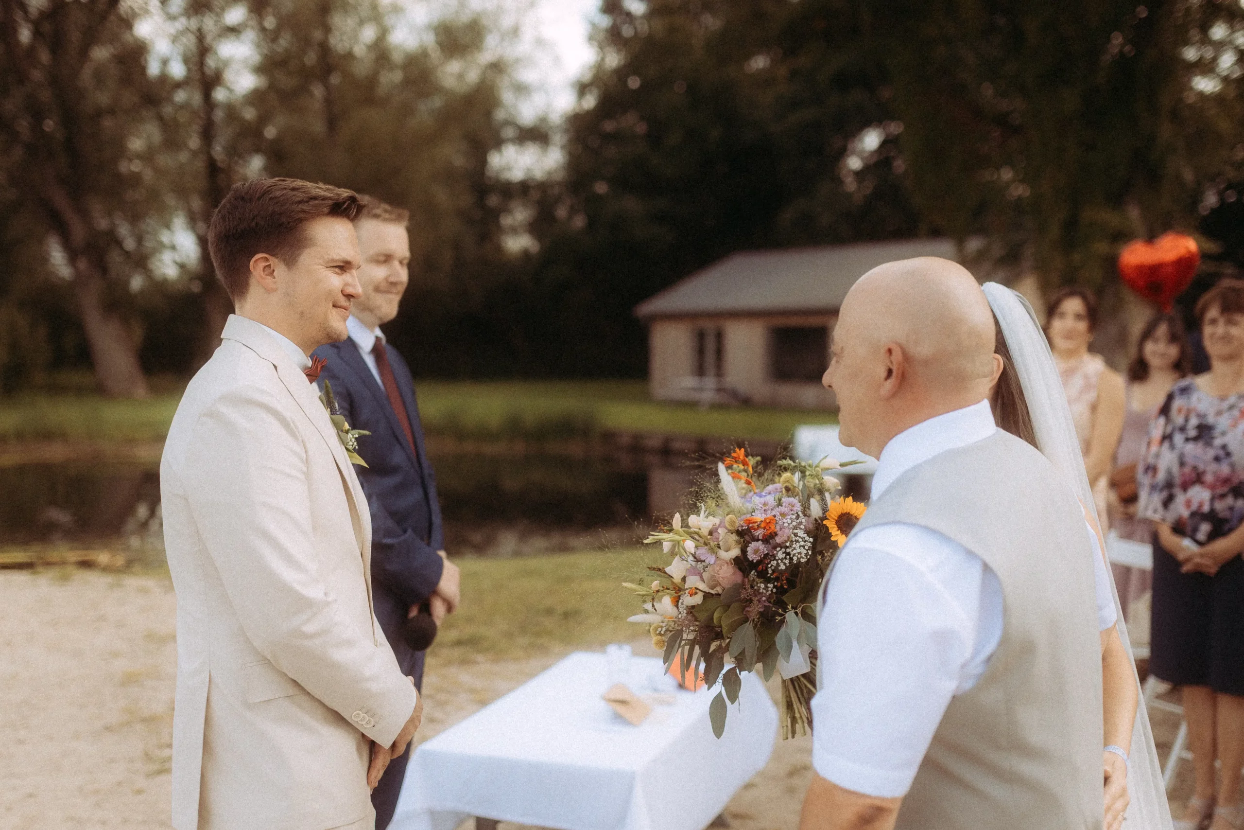 Hochzeitsfotograf Schwerin: Trauung im Freien