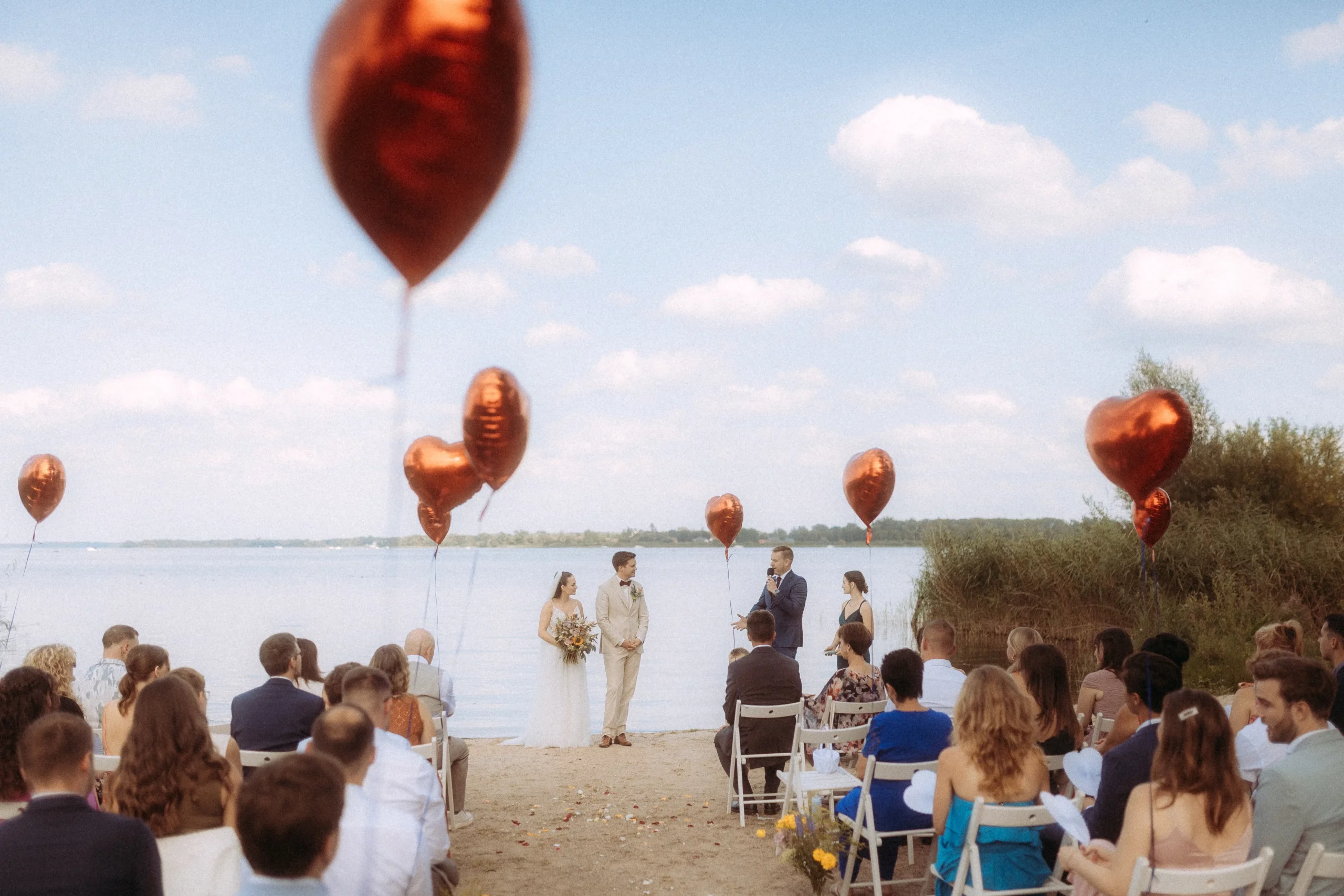 Strandhochzeit mit roten Herzballons
