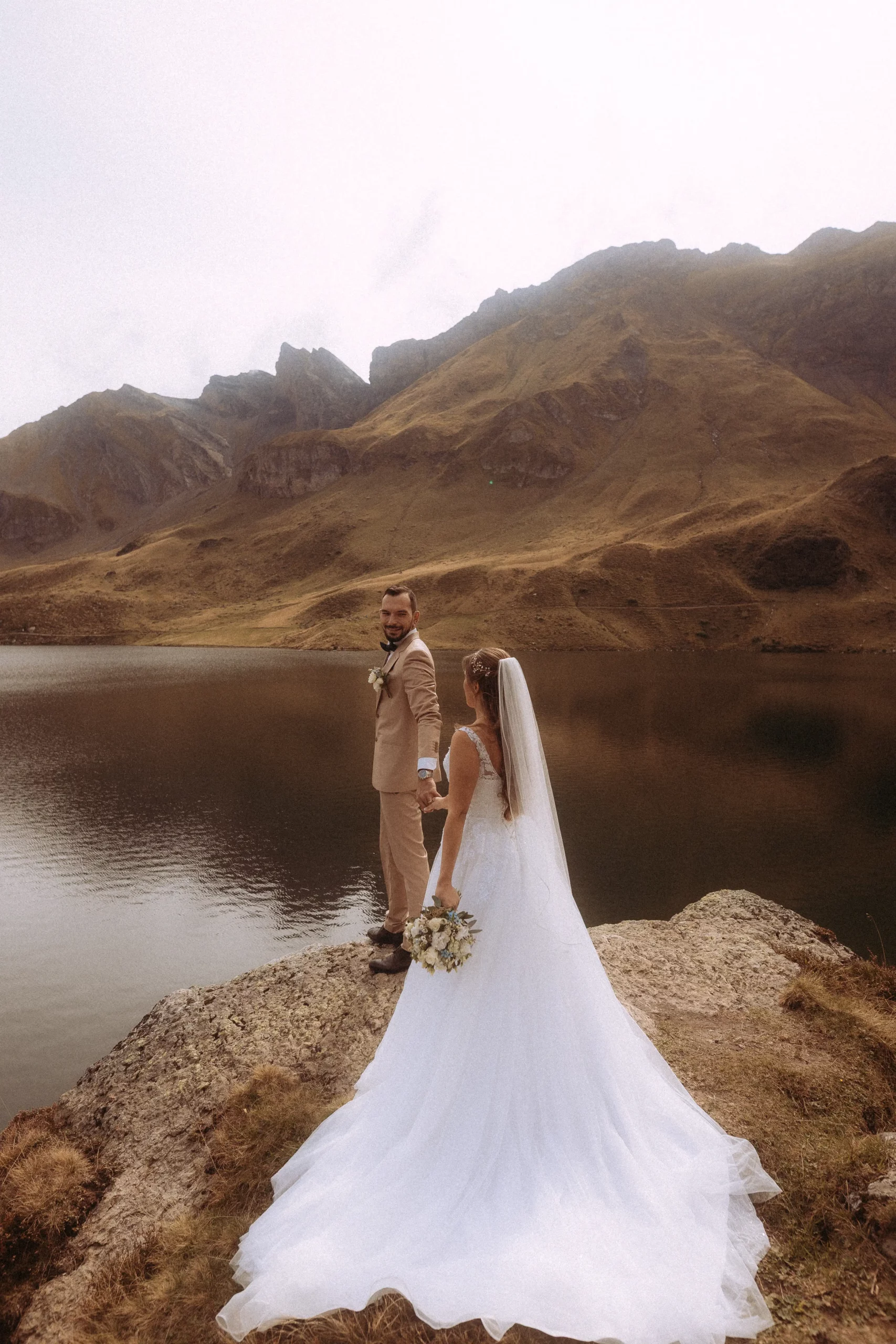 Brautpaar vor Bergsee bei Hochzeit