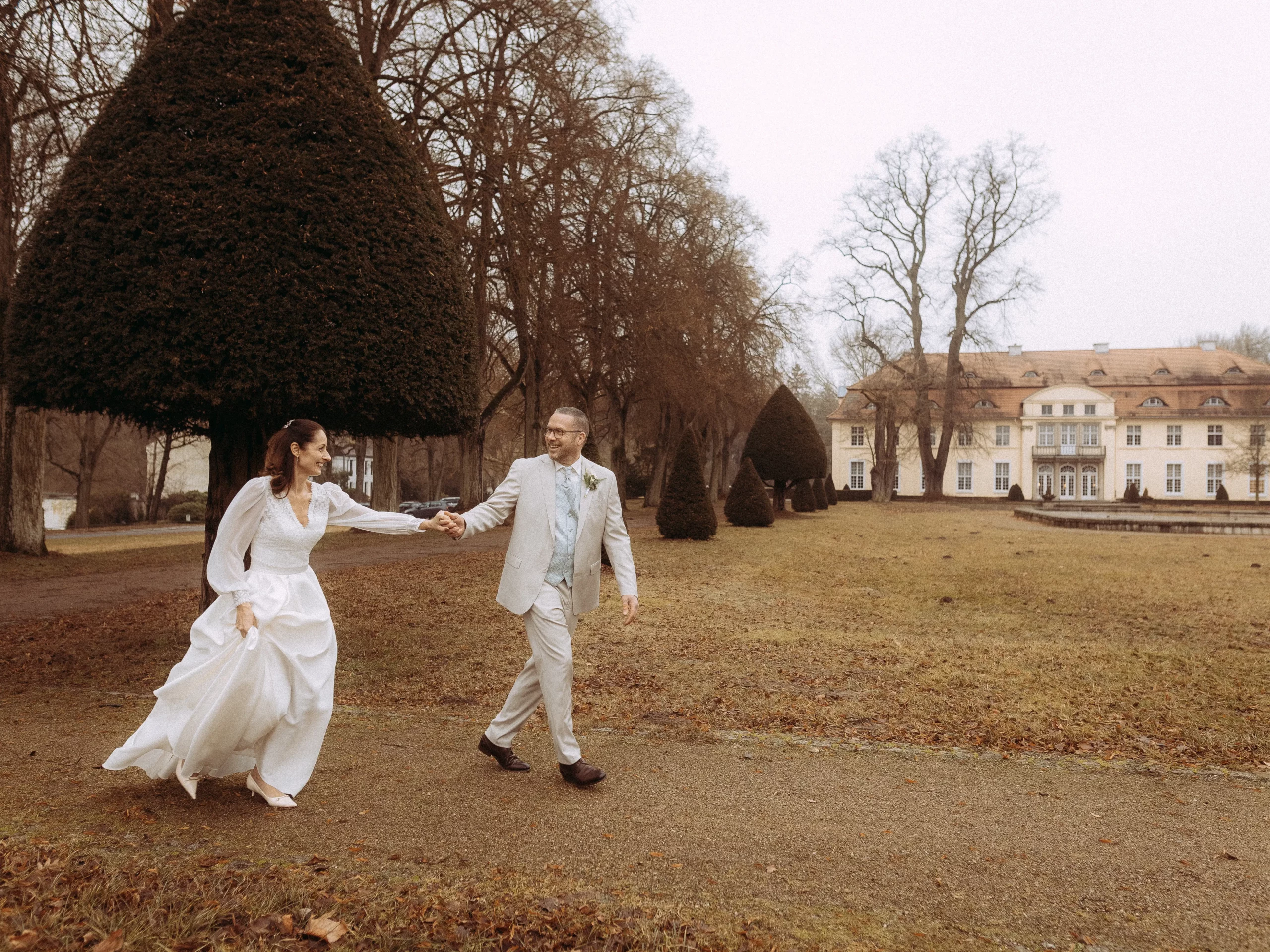 Brautpaar im bayerischen Stil vor Schloss. Hochzeitsfotograf in Bayern.