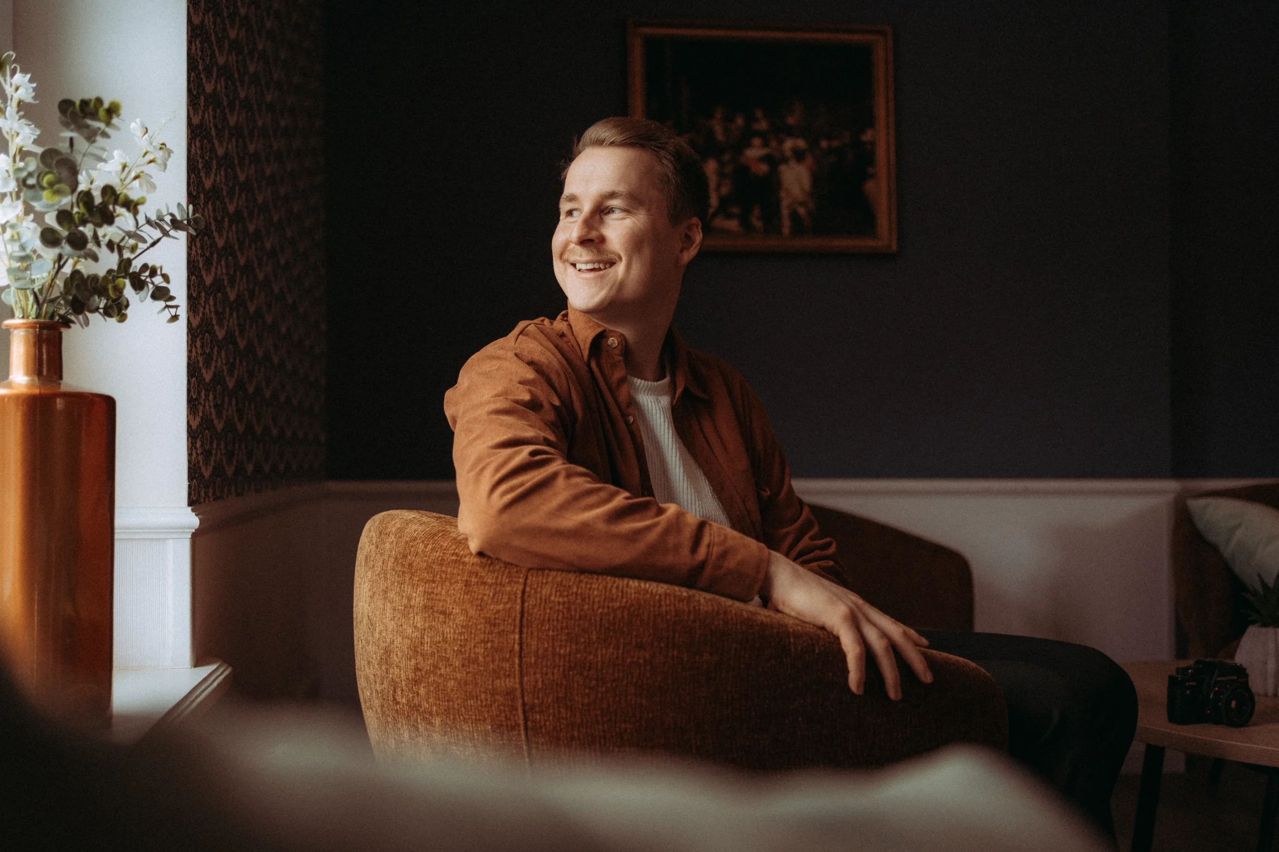 Fotovonrispa 3 Mann lächelt entspannt im Sessel