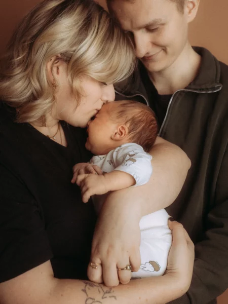 Familienfotograf Schwerin: Mutter küsst Baby