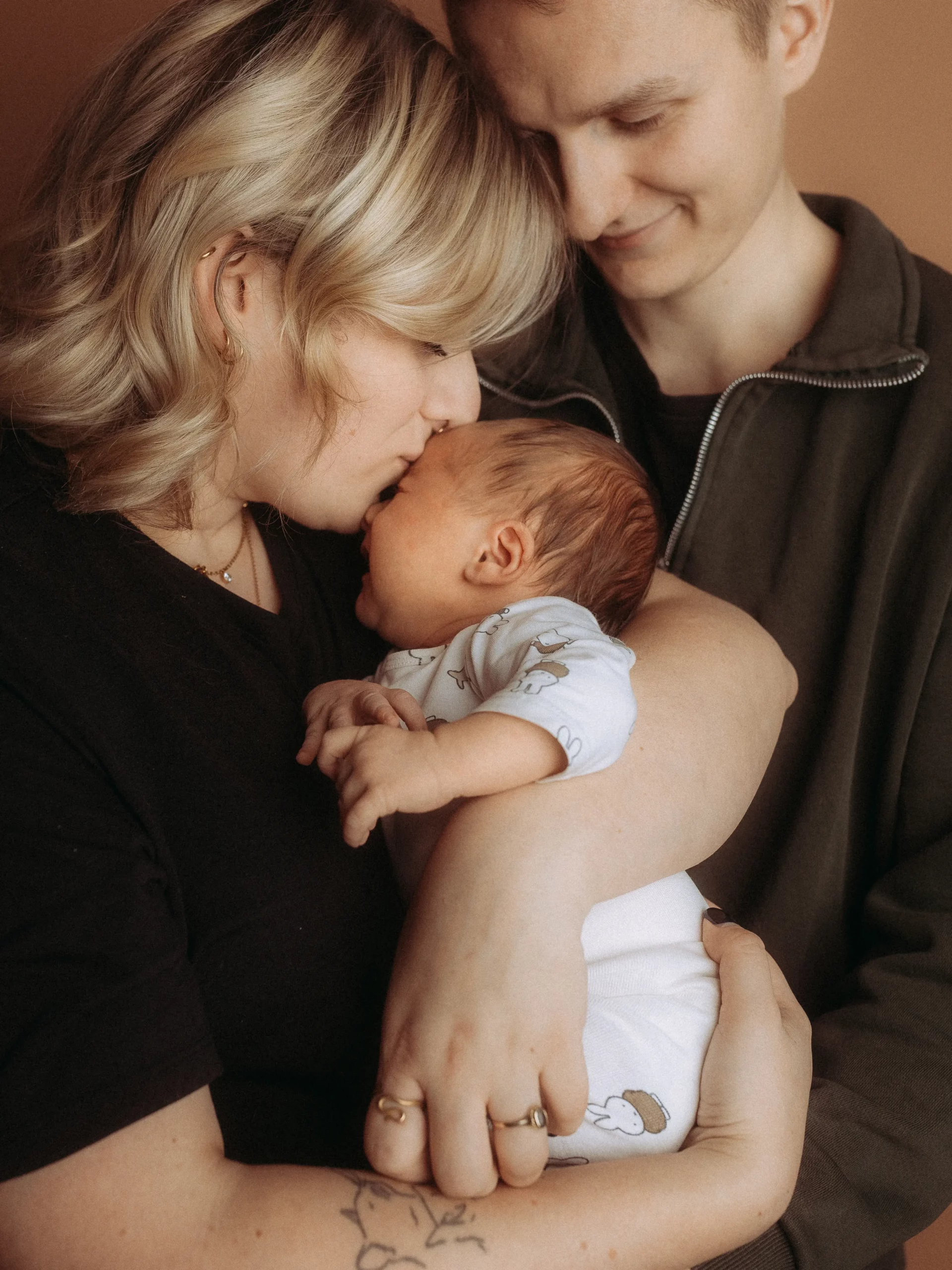 Familienfotograf Schwerin: Mutter küsst Baby