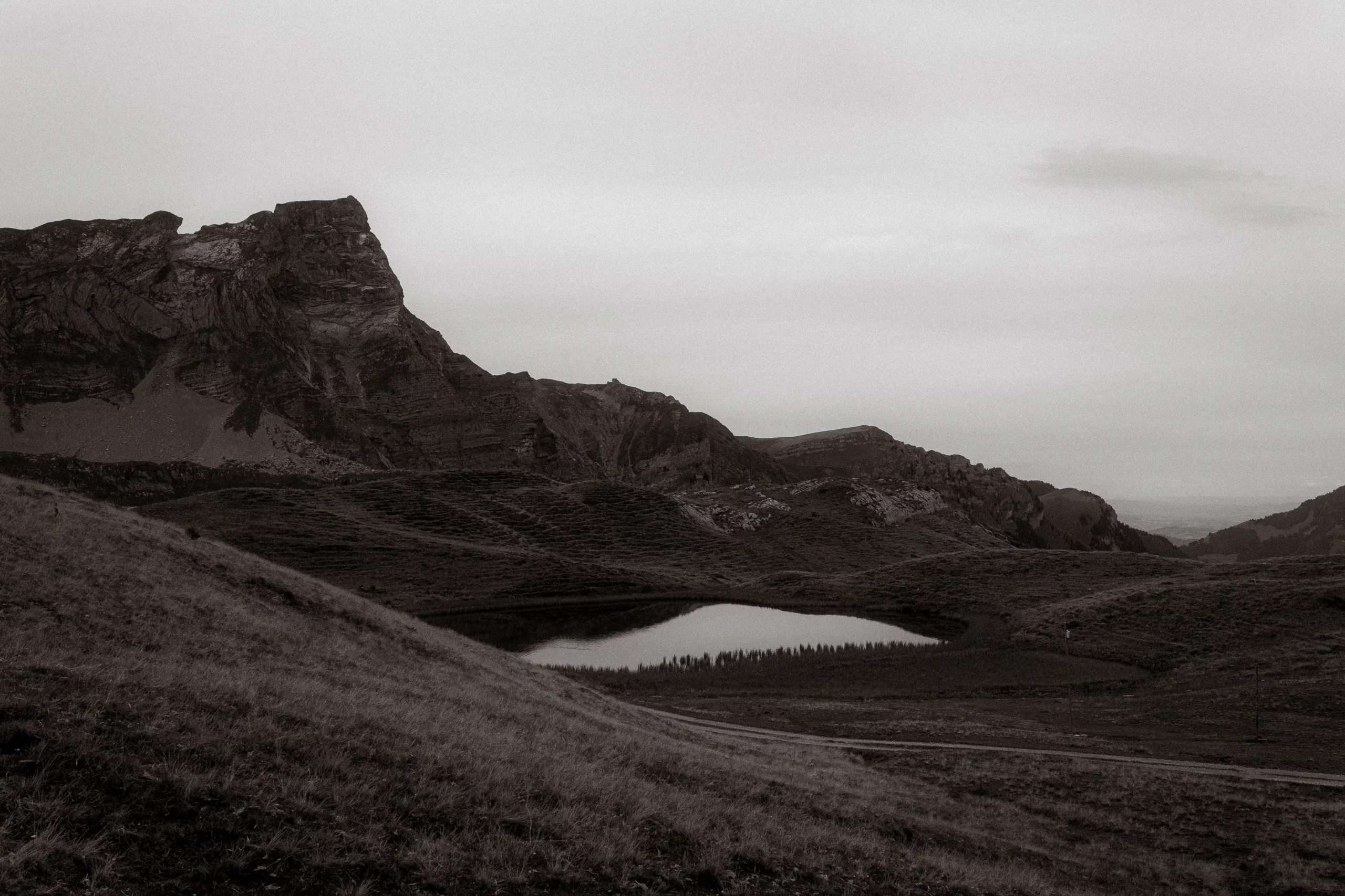 Bergsee in dramatischer Landschaft