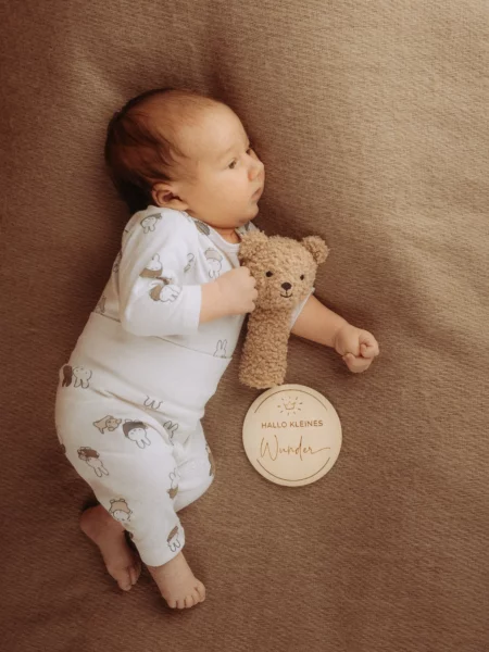 Süßes Baby mit Teddybär