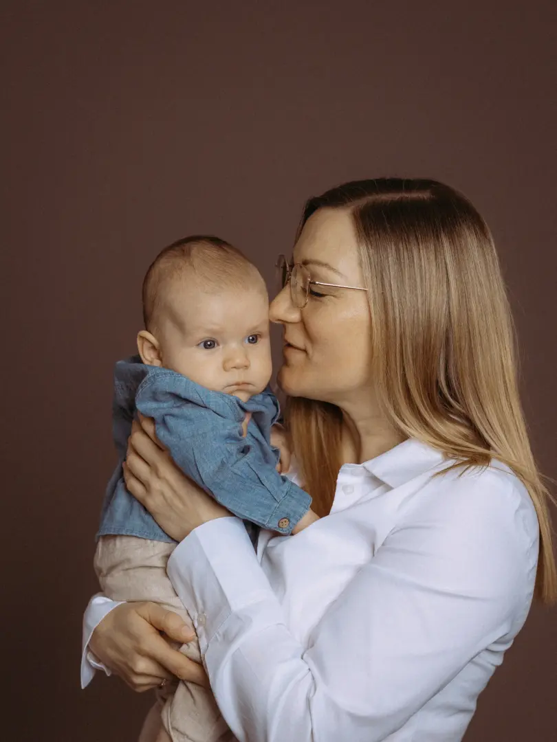 Mutter hält ihr Baby im Arm, Nahaufnahme