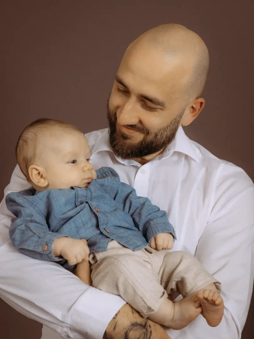Glücklicher Vater hält sein Baby in den Armen