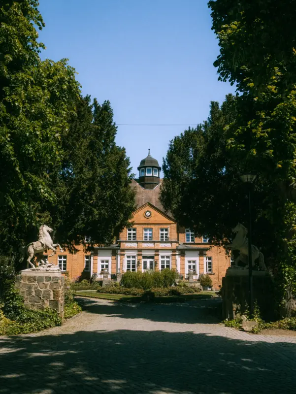 Der vordere Eingang vom Schloss Basthorst bei einer Hochzeit. Fotografiert von Jan Büchler Hochzeitsfotograf aus Crivitz.