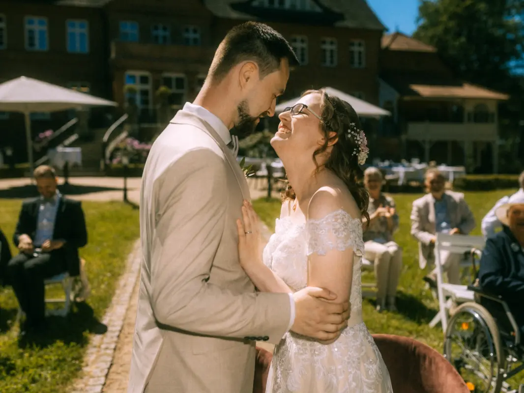 Hochzeitsfoto von einer freien Trauung beim Schloss Basthorst in der nähe von Crivitz bei strahlenden Sonnenschein. Fotografiert von Hochzeitsfotograf Jan Büchler.