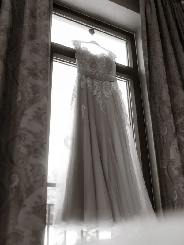 Brautkleid beim Schloss Basthorst beim Getting Ready der Braut fotografiert von einem Hochzeitsfotograf aus Crivitz.