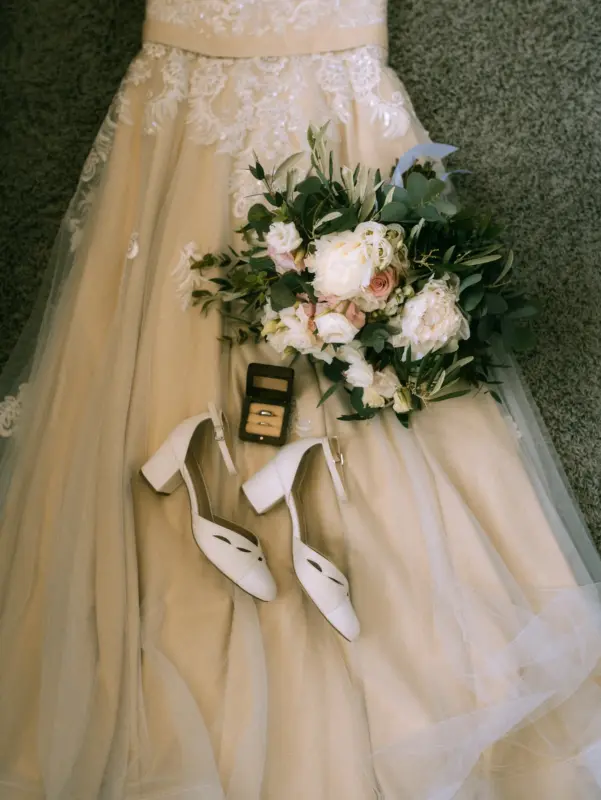 Hochzeitsfotos von den Hochzeitsdetails hier ein Brautkleid, die Ringe, Brautschuhe und der Brautstrauß kurz vor der Hochzeit beim Schloss Basthorst.