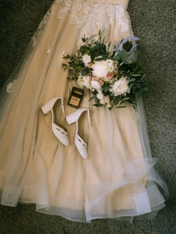 Getting Ready Hochzeitsfotos von den Hochzeitsdetails hier ein Brautkleid, die Ringe, Brautschuhe und der Brautstrauß kurz vor der Hochzeit beim Schloss Basthorst.