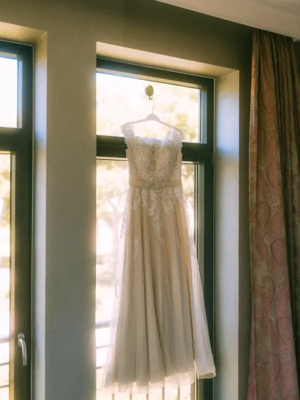 Brautkleid in Farbe bei einer Hochzeit im Schloss Basthorst beim Getting Ready der Braut fotografiert von einem Hochzeitsfotograf aus Crivitz.