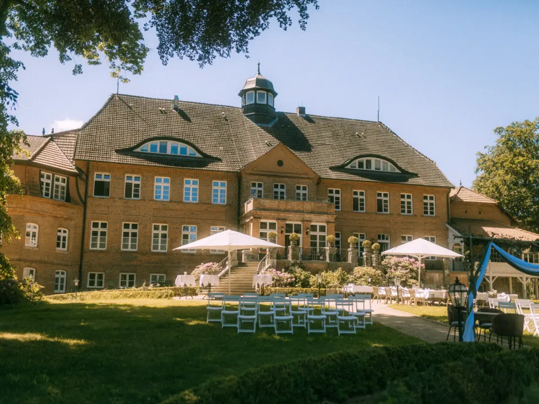 Kurz vor der freien Trauung beim Schloss Basthorst bei sonnigem Sommerwetter. Hochzeitsfotograf Jan Büchler aus Crivitz mit cinematischen Stil.